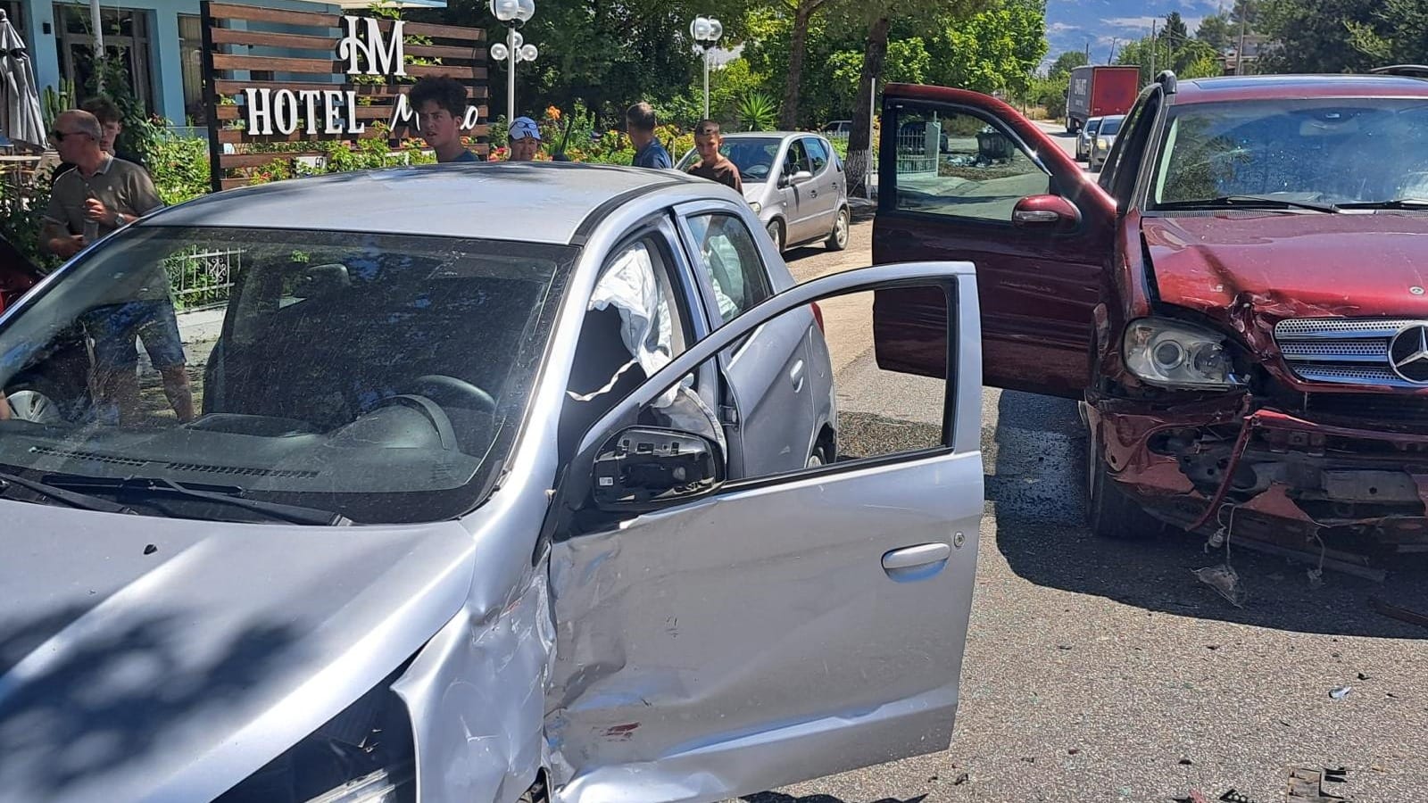 Nederlandse Perry zat dagen vast en is duizenden euro's kwijt na auto ongeluk Albanië