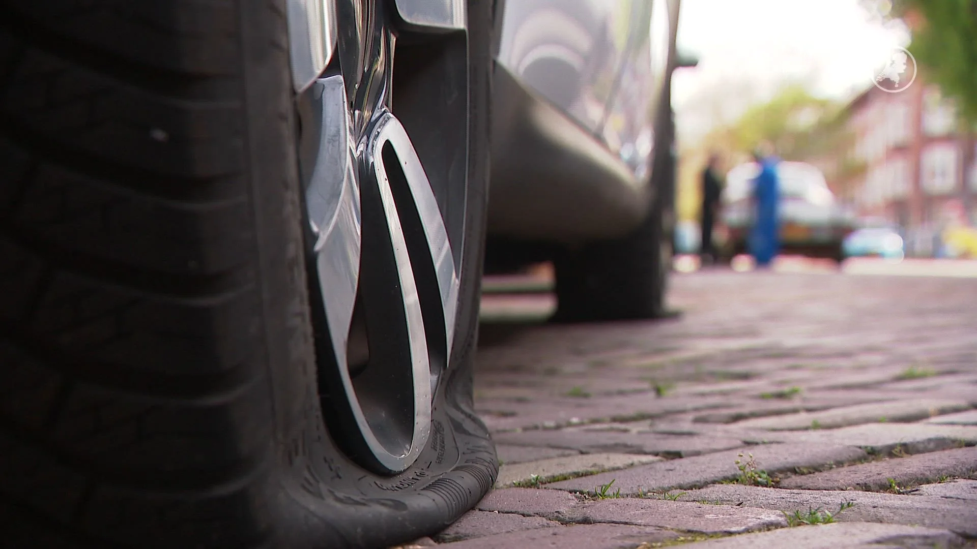 Lekprikken van tientallen auto's in Rotterdam vastgelegd door deurbelcamera