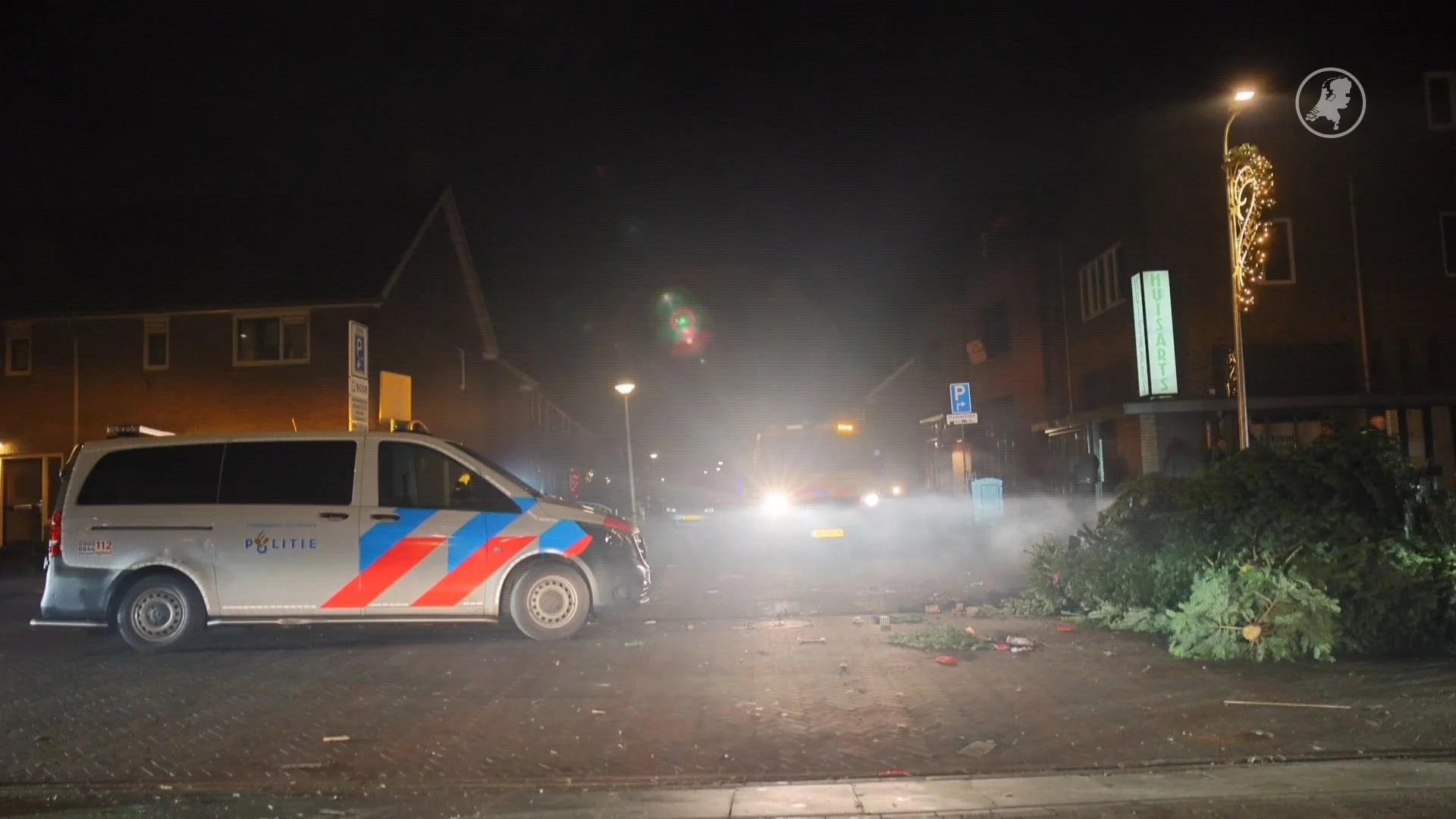 Agenten bekogeld met vuurwerk, ME op meerdere plaatsen ingezet