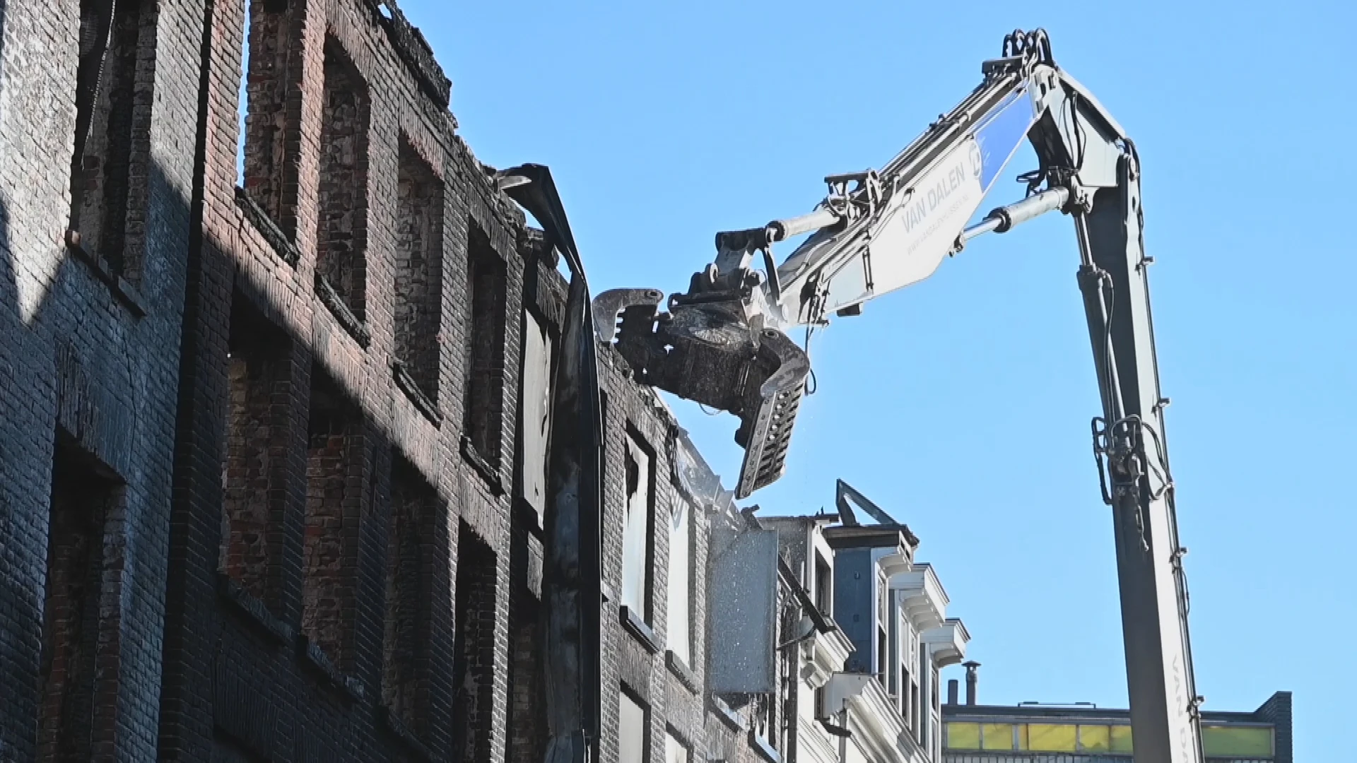 Sloop door brand getroffen gevels Varkensstraat Arnhem van start