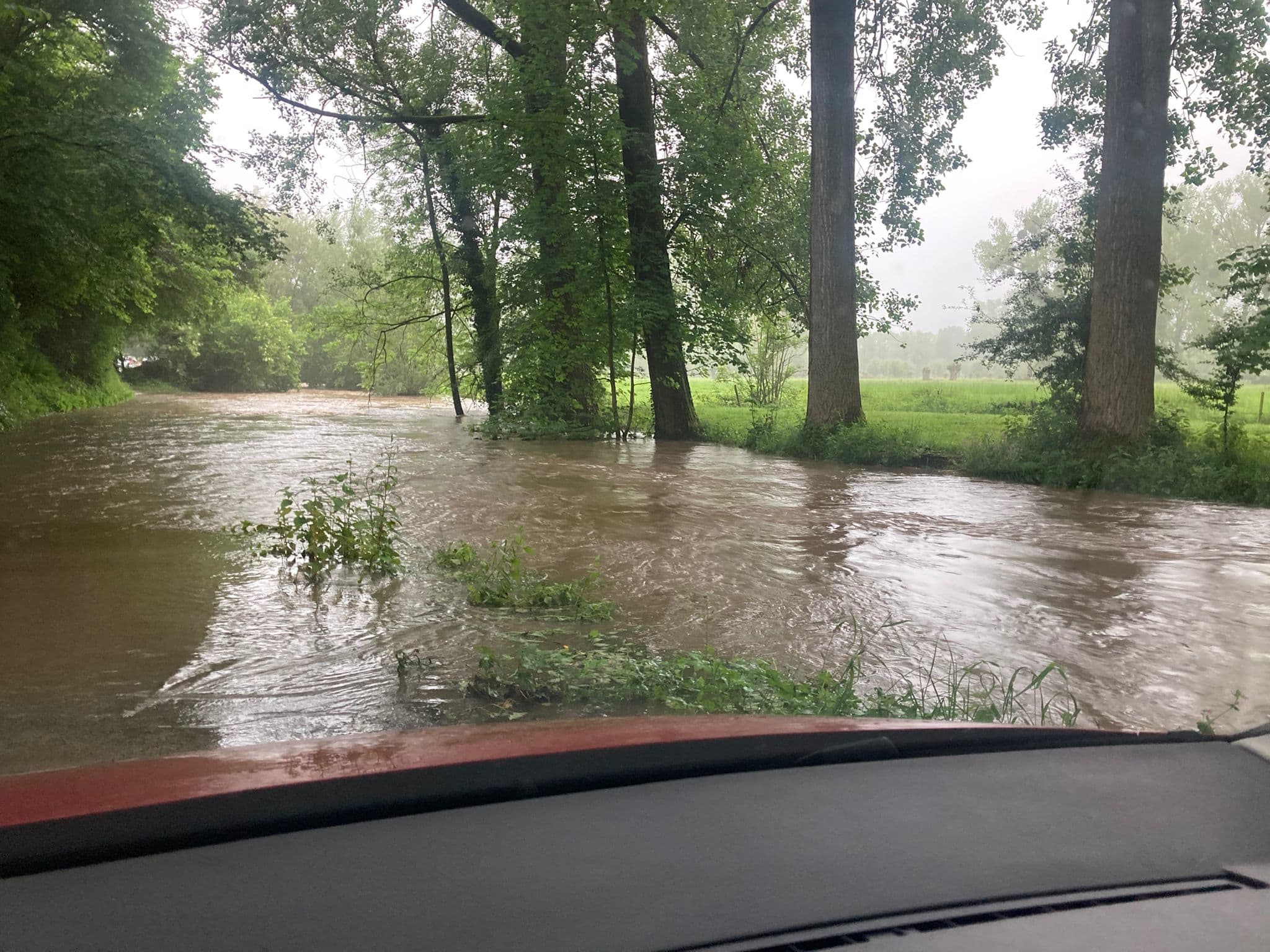 Vakantieplannen vallen in het water: twee campings ontruimd om wateroverlast