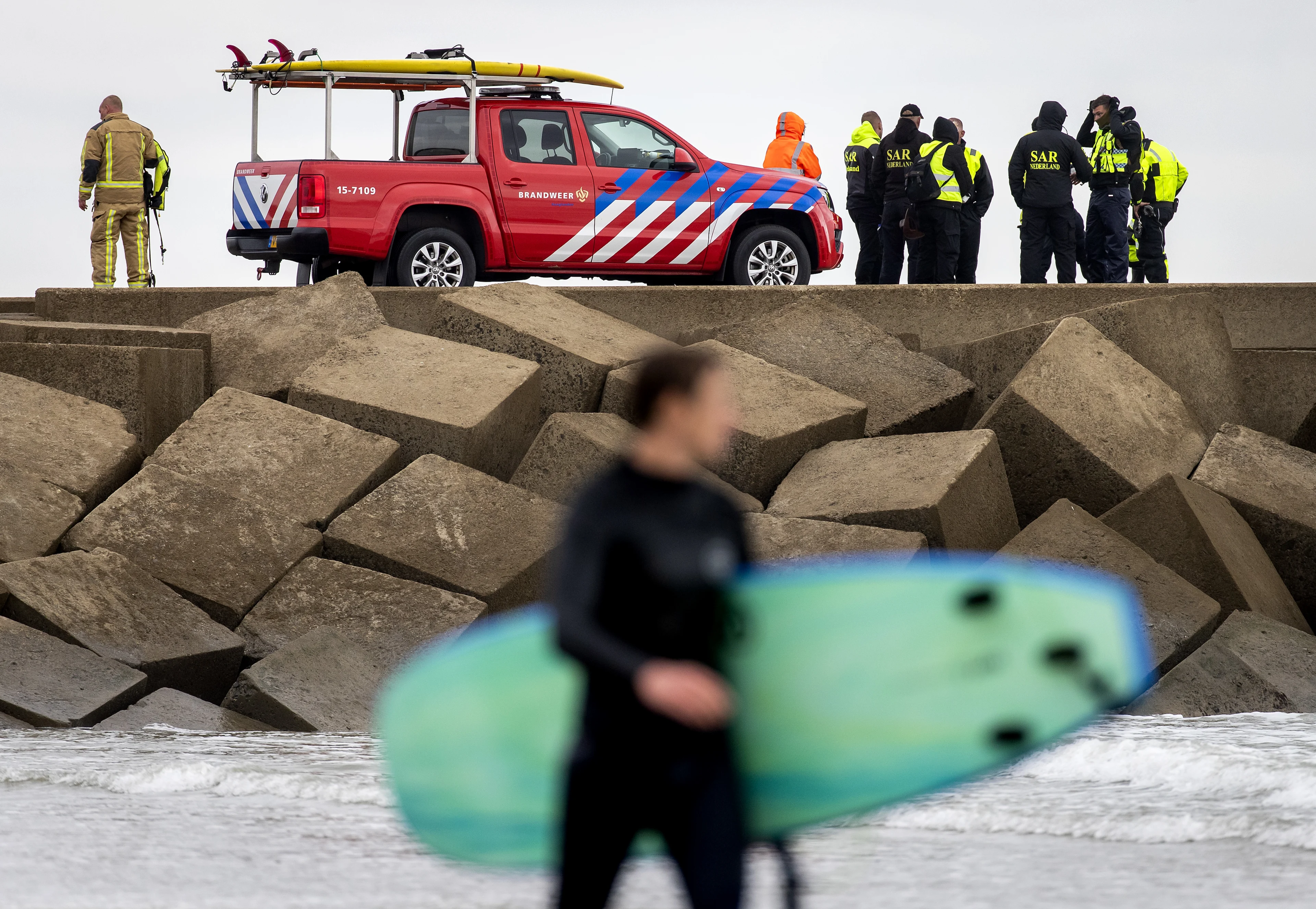 Opsporingsteam gaat met paragliders zoeken naar vermiste surfer Mathijs