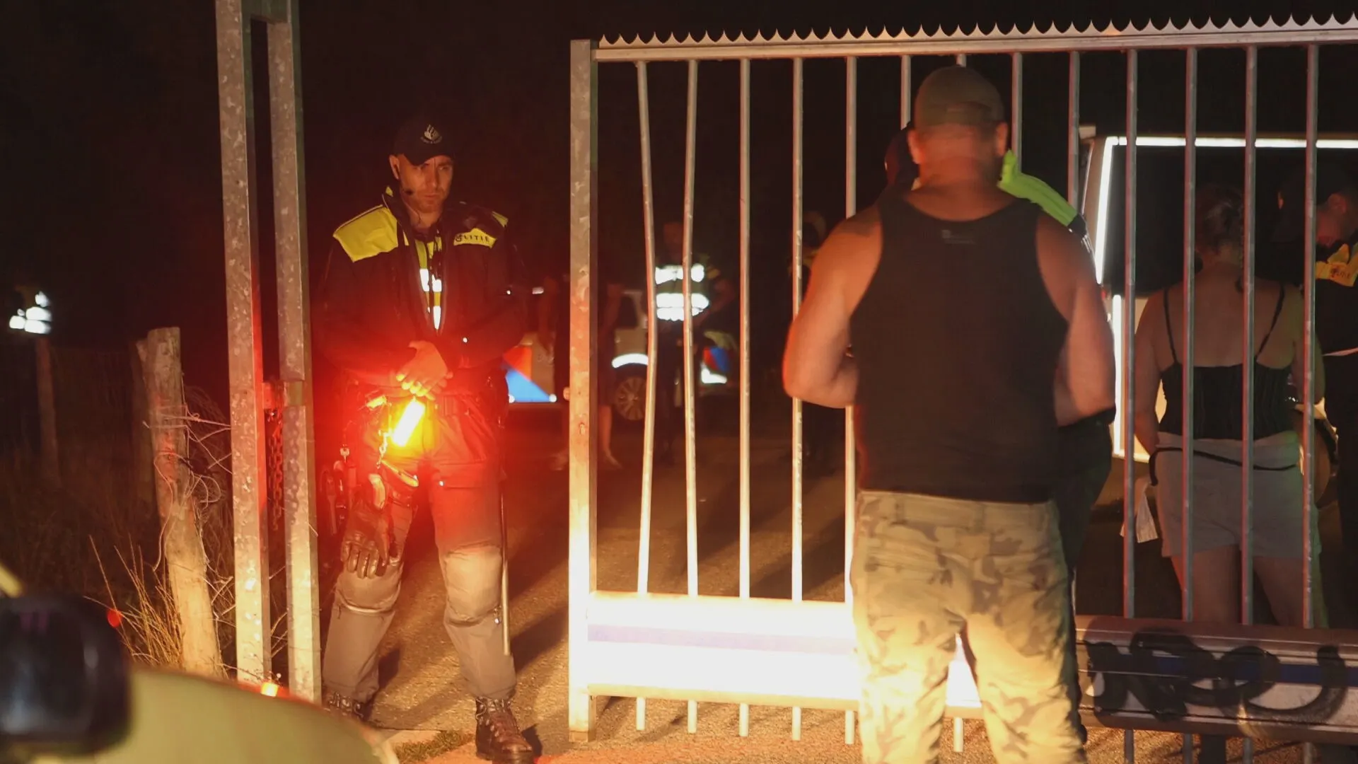 Politie beëindigt illegaal feest onder spoorbrug in Waardenburg