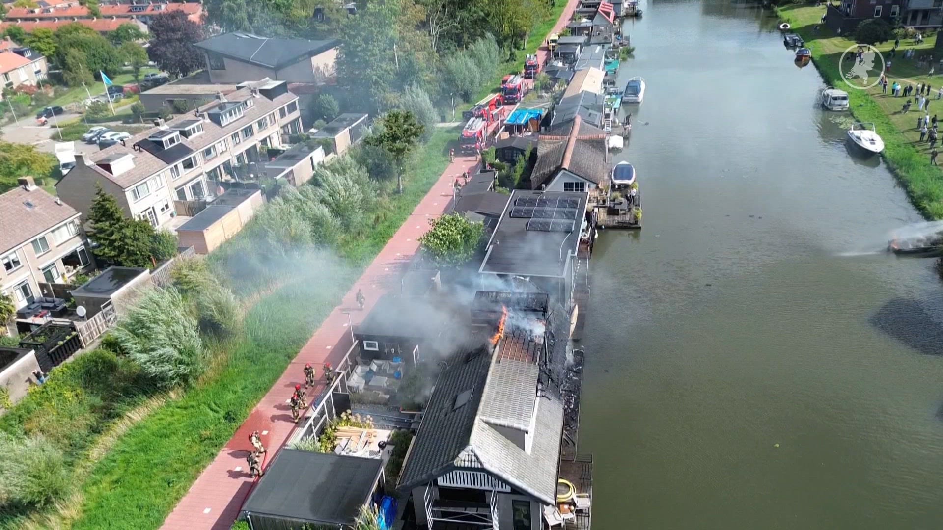 Woonboot in brand, meerdere mensen gewond