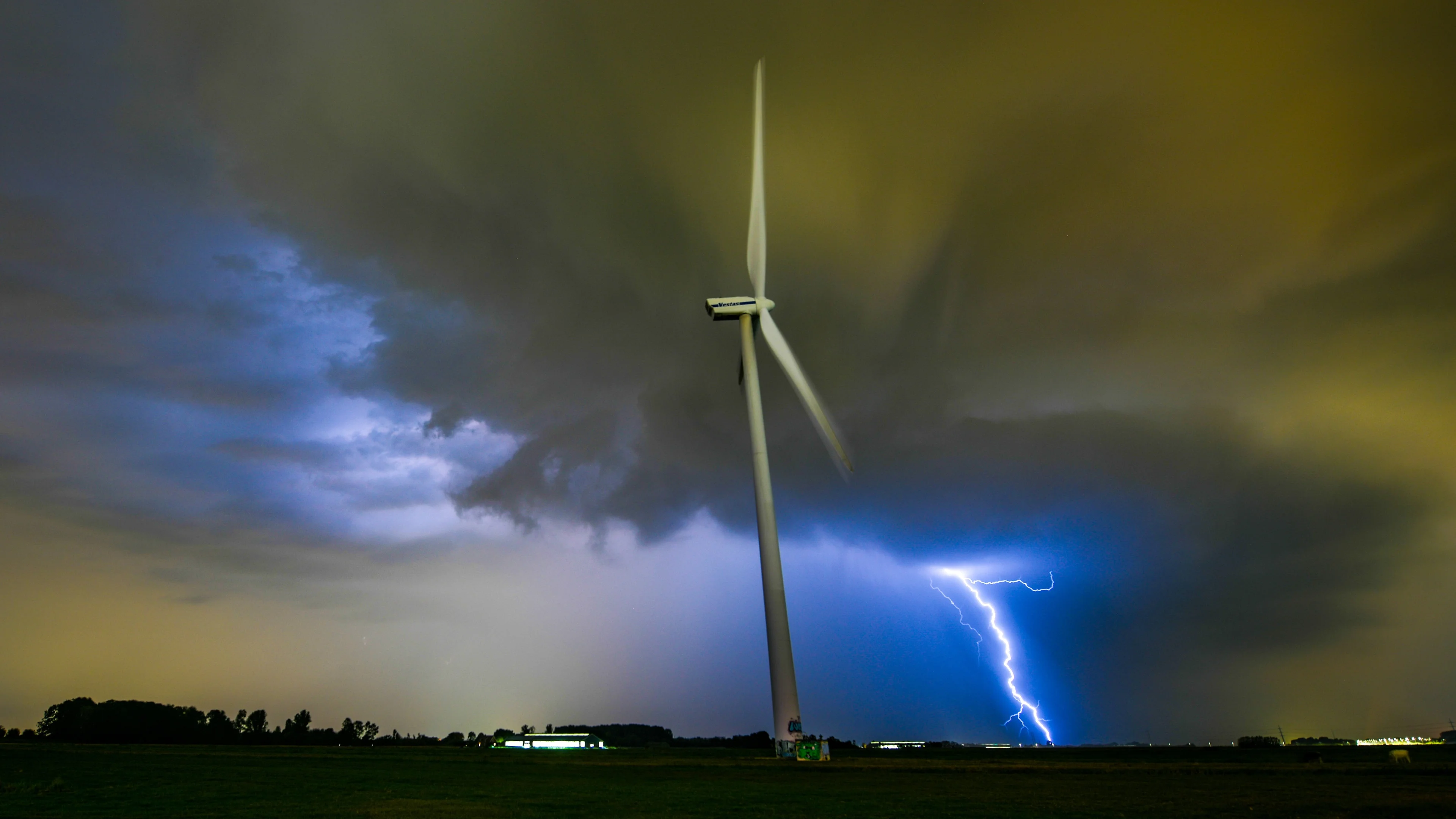 Onweer en zware windstoten trekken naar ons land: morgen code geel