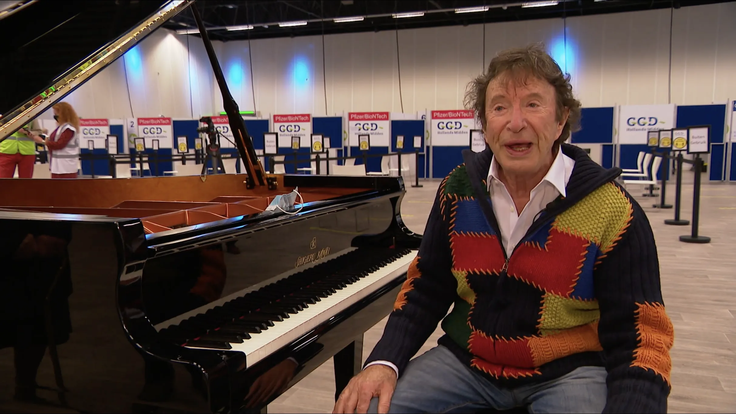 Pianist is zó blij met vaccinatie, dat hij een concert geeft voor de GGD