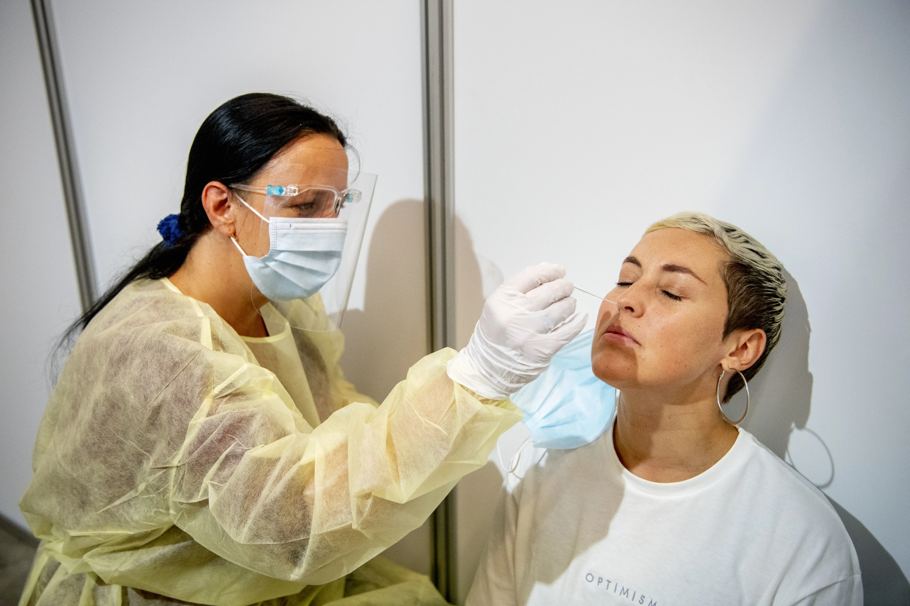 Aantal positieve coronatests naar bijna duizend, wel steeds minder patiënten in ziekenhuis