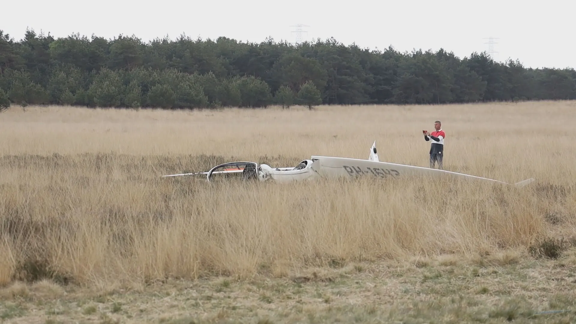 Piloot raakt gewond nadat zweefvliegtuig 50 meter naar beneden stort