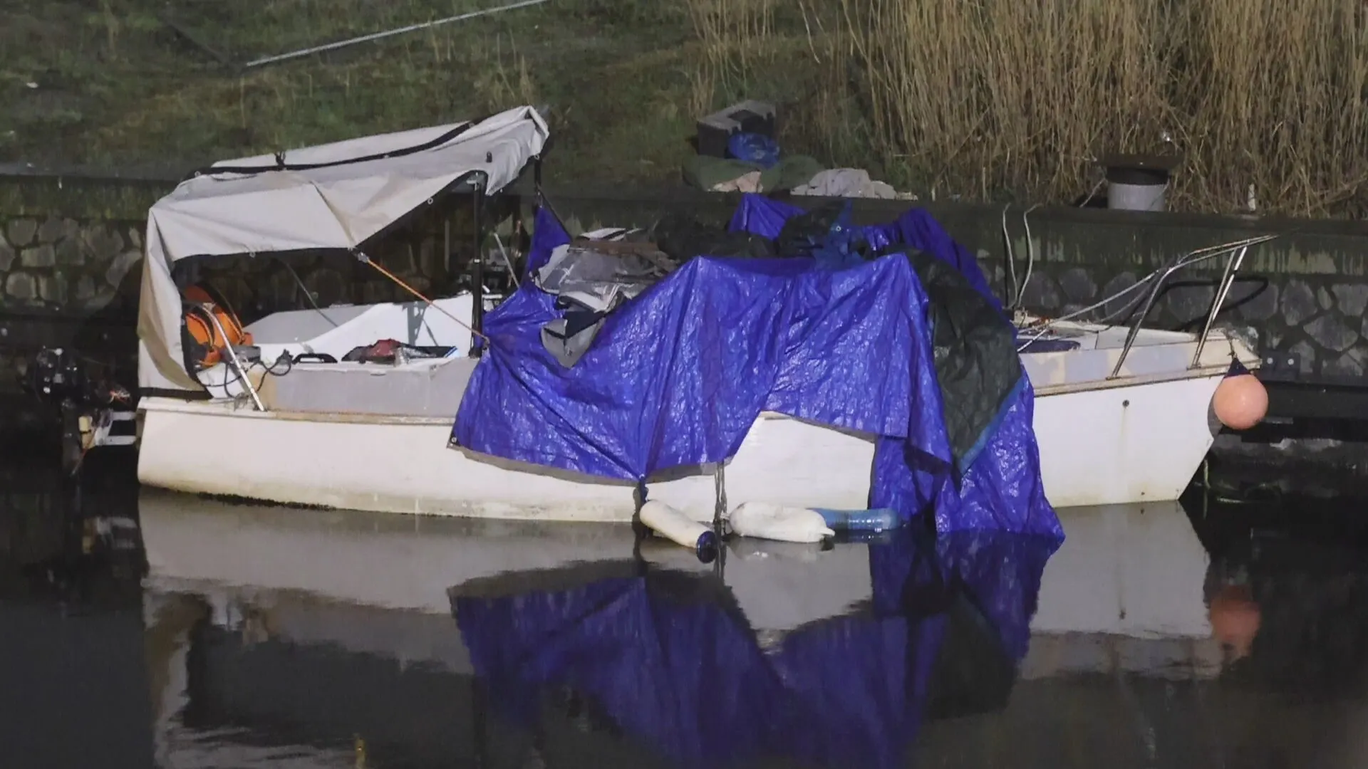 Twee overleden personen gevonden op bootje in Den Haag
