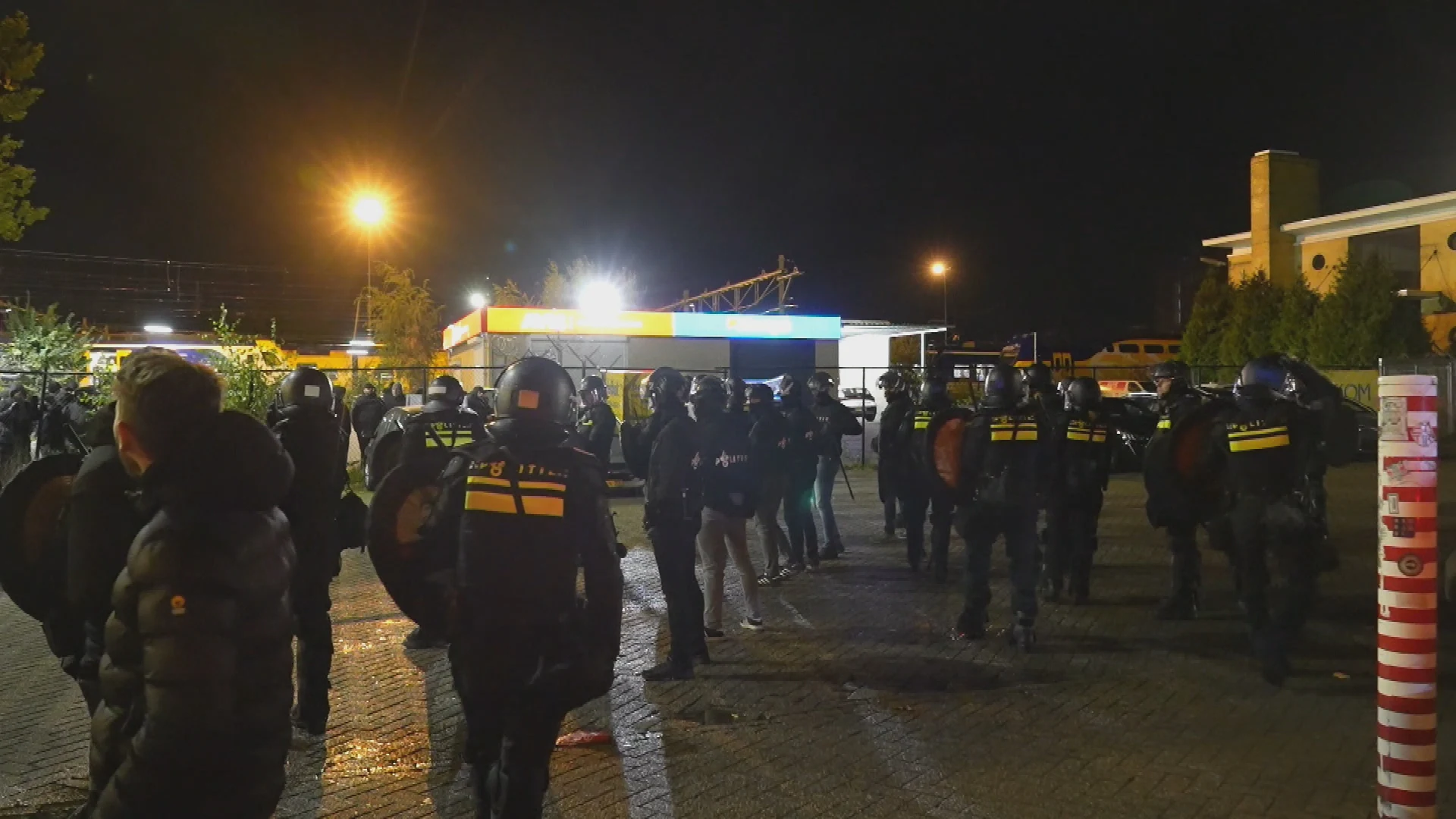 Meer dan 200 voetbalsupporters opgepakt, zijn niet welkom bij wedstrijd PSV-Napoli