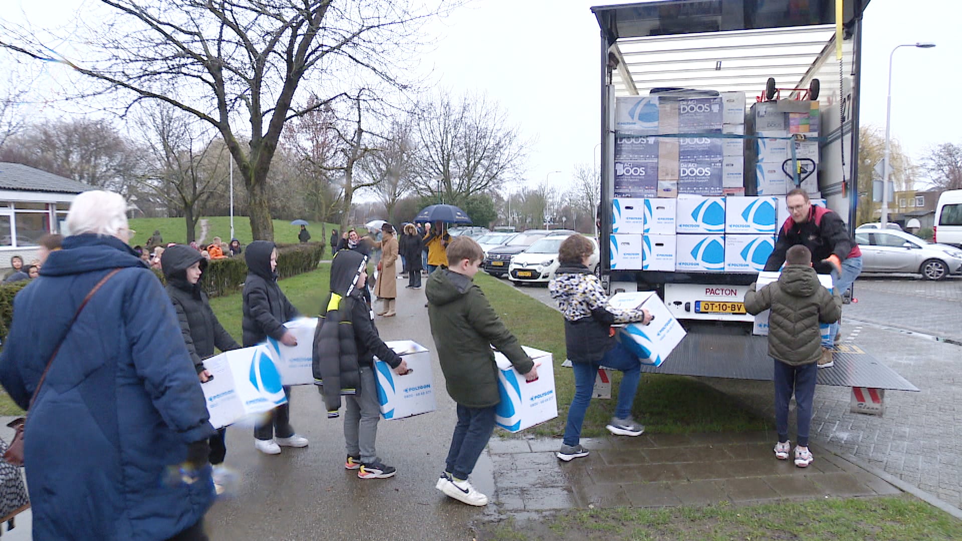 Said helpt school uit de brand, 450 dozen noodhulp tóch richting Turkije
