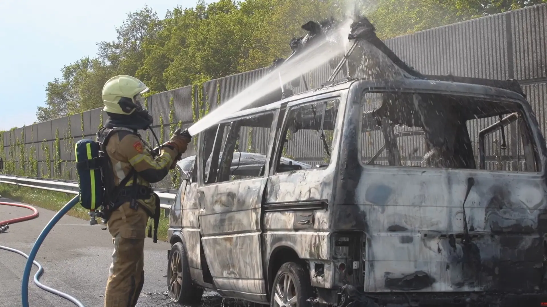Camper van Duitse toeristen brandt volledig uit op A1