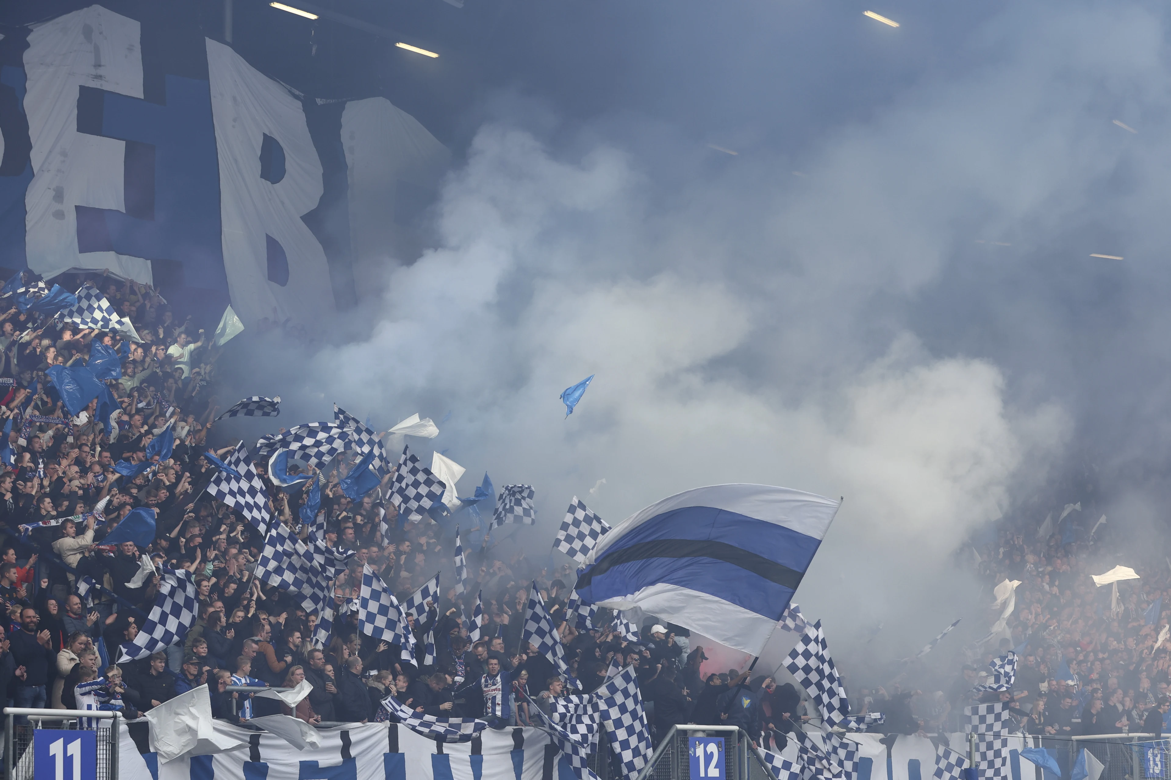 Friese derby in Heerenveen stilgelegd vanwege vuurwerk op veld
