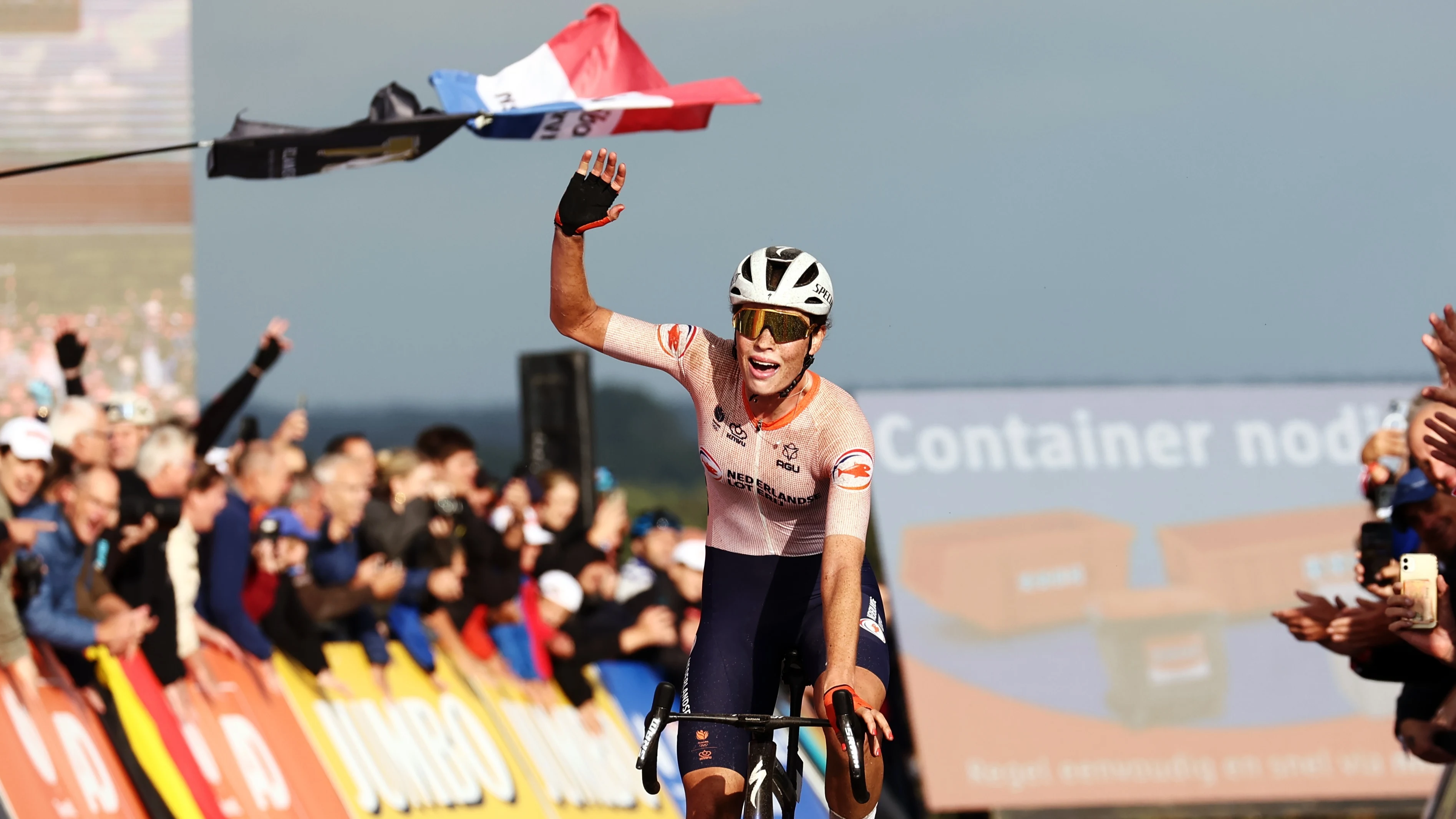 Wielrenster Mischa Bredewold wint wegwedstrijd op EK in Drenthe