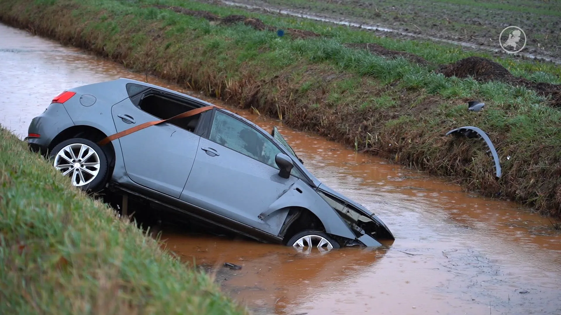 Voorbijgangers trekken bestuurder uit auto te water, maar man (46) overlijdt alsnog