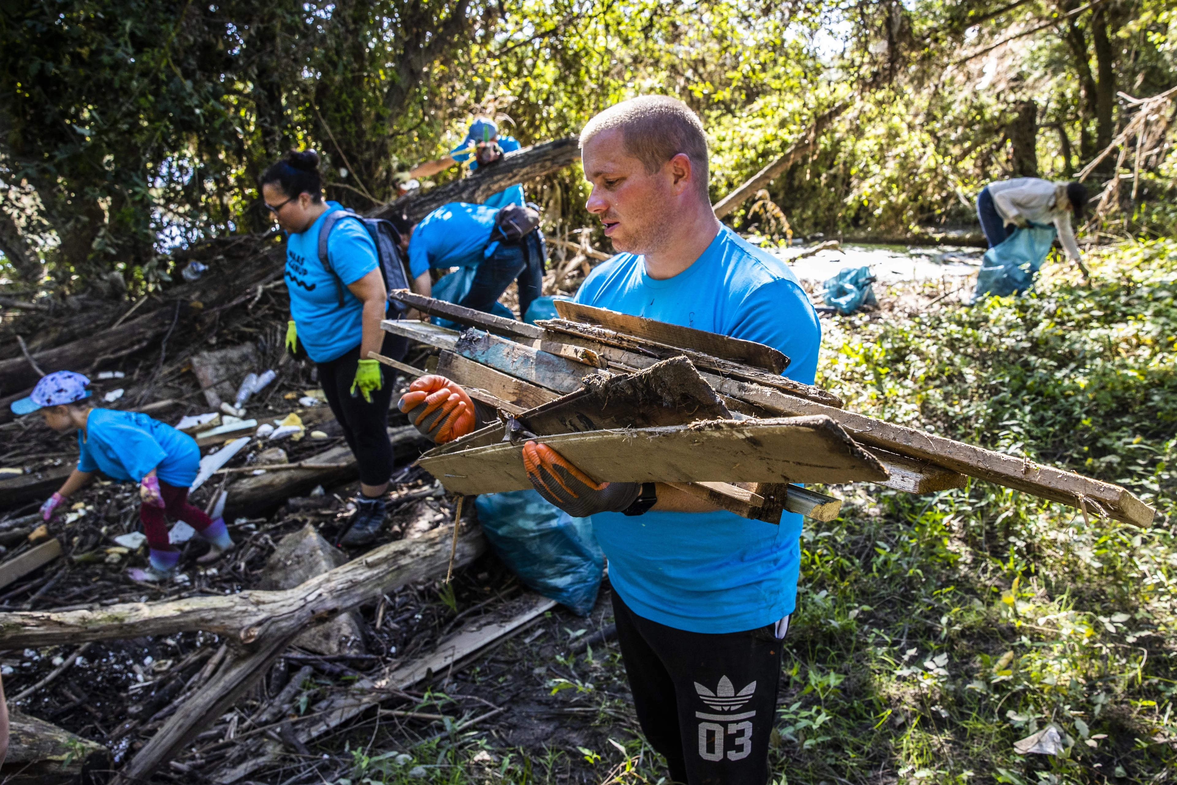 Duizenden vrijwilligers ruimen aangespoeld Belgisch afval langs de Maas op: 'Van koelkasten tot autobanden'