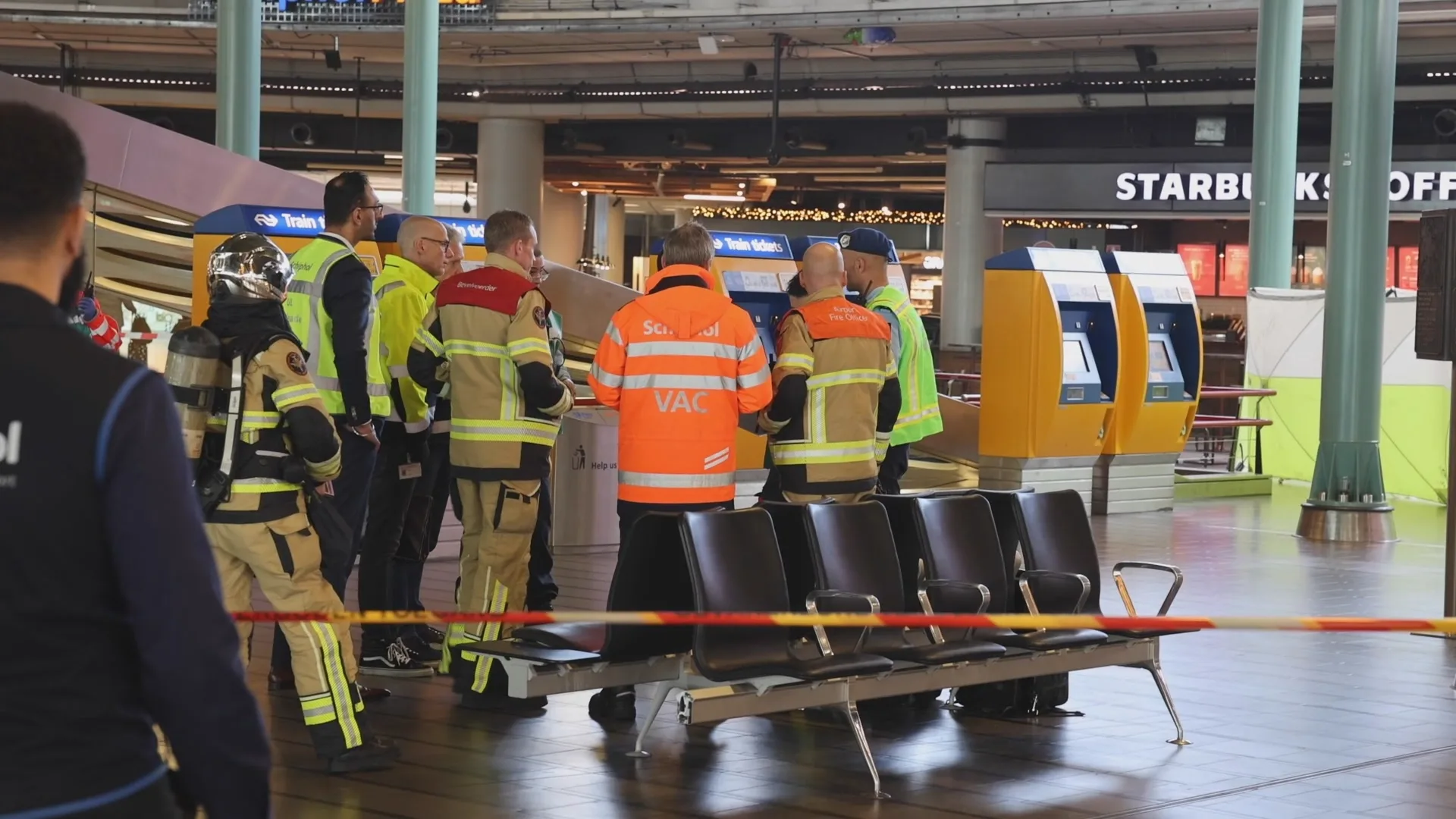 Marechaussee pakt man (55) op die zegt gevaarlijke stoffen te vervoeren op Schiphol