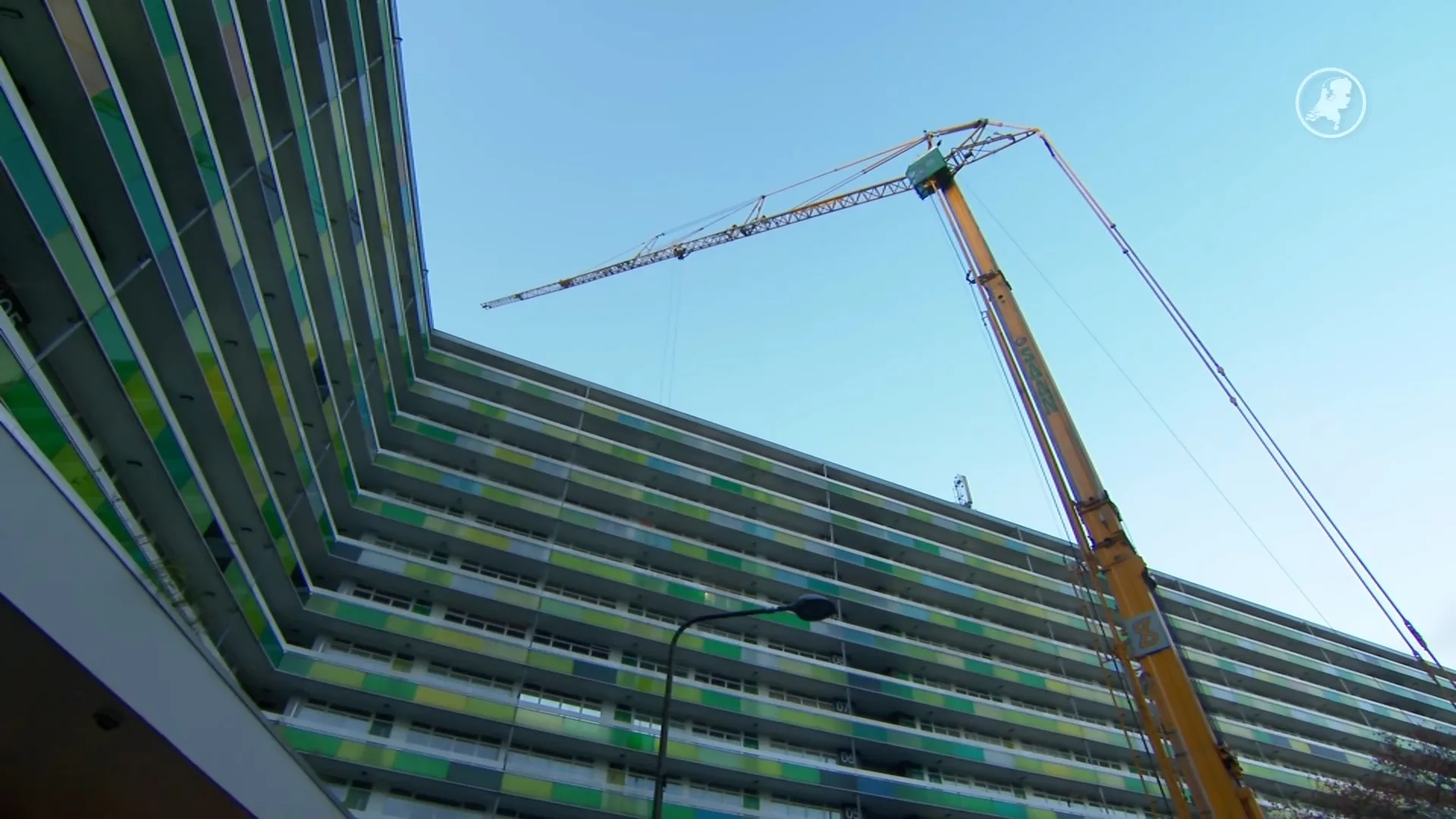 Monsterklus in Zeist: enorme hijskraan op stoep, flat gestut met duizenden palen