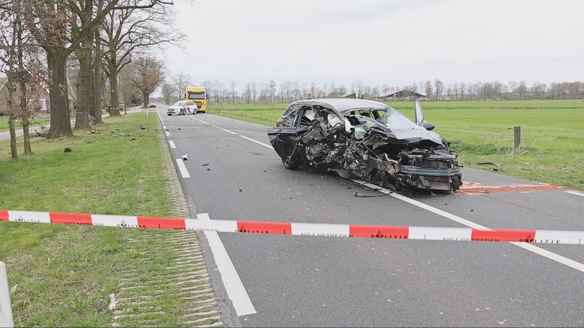 Automobilist gewond na flinke crash tegen boom in Geesteren