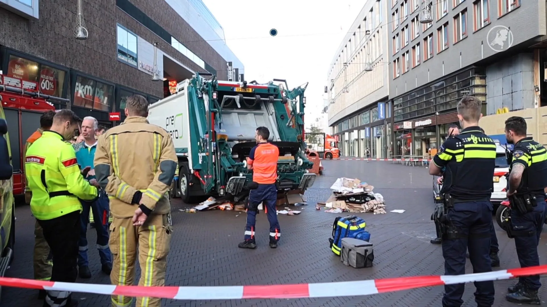 Man slaapt in papiercontainer in Den Haag, vuilnismannen nemen hem mee