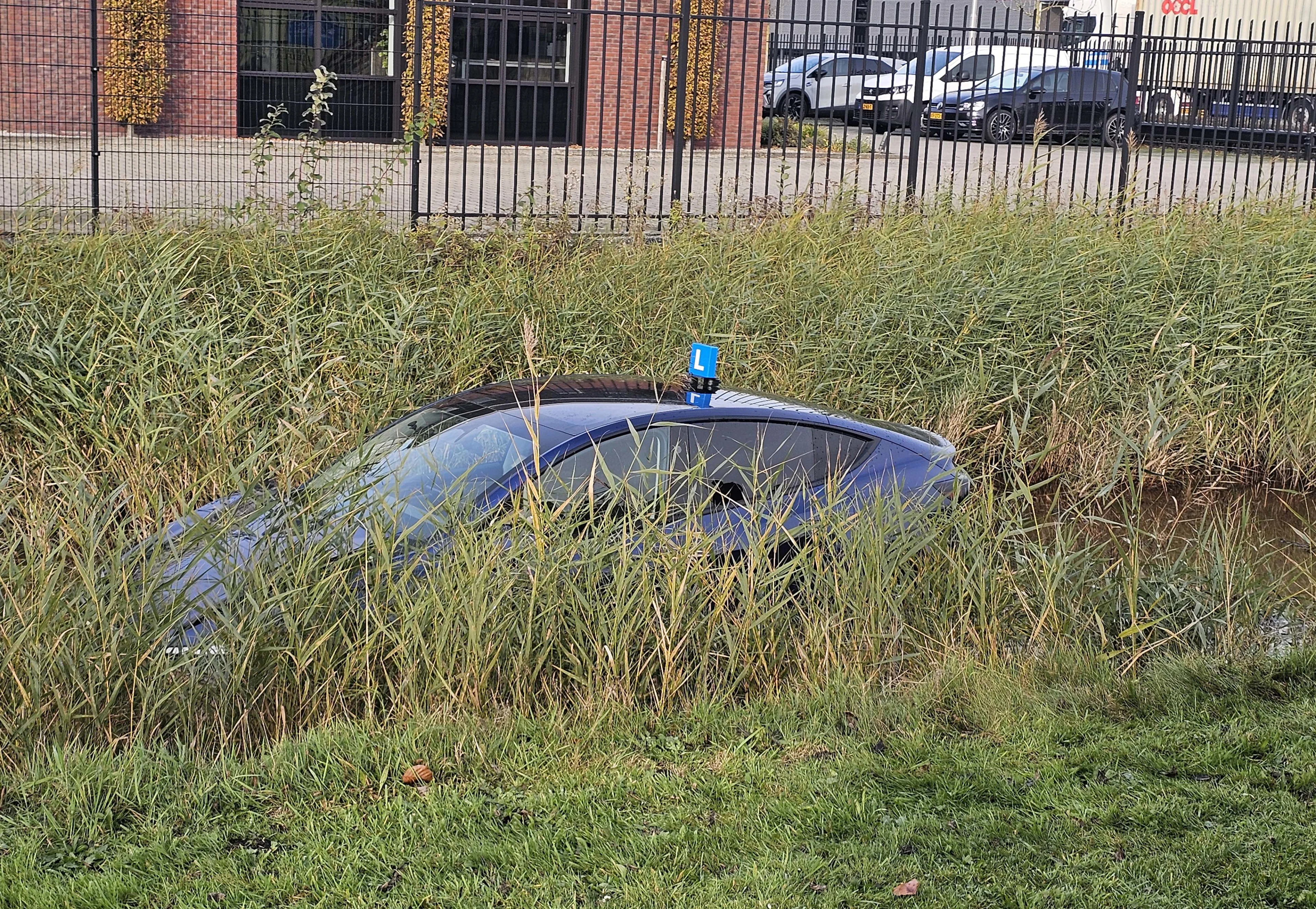 Eerste rijles gaat mis: lesauto belandt in sloot in Dedemsvaart