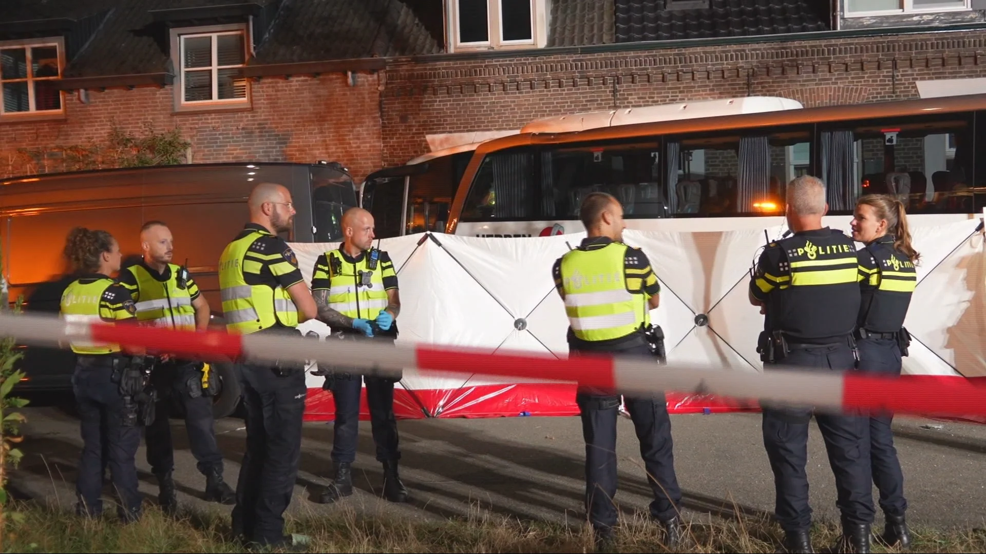 Touringcar crasht tegen huis in Beek en Donk: chauffeur (79) overleden