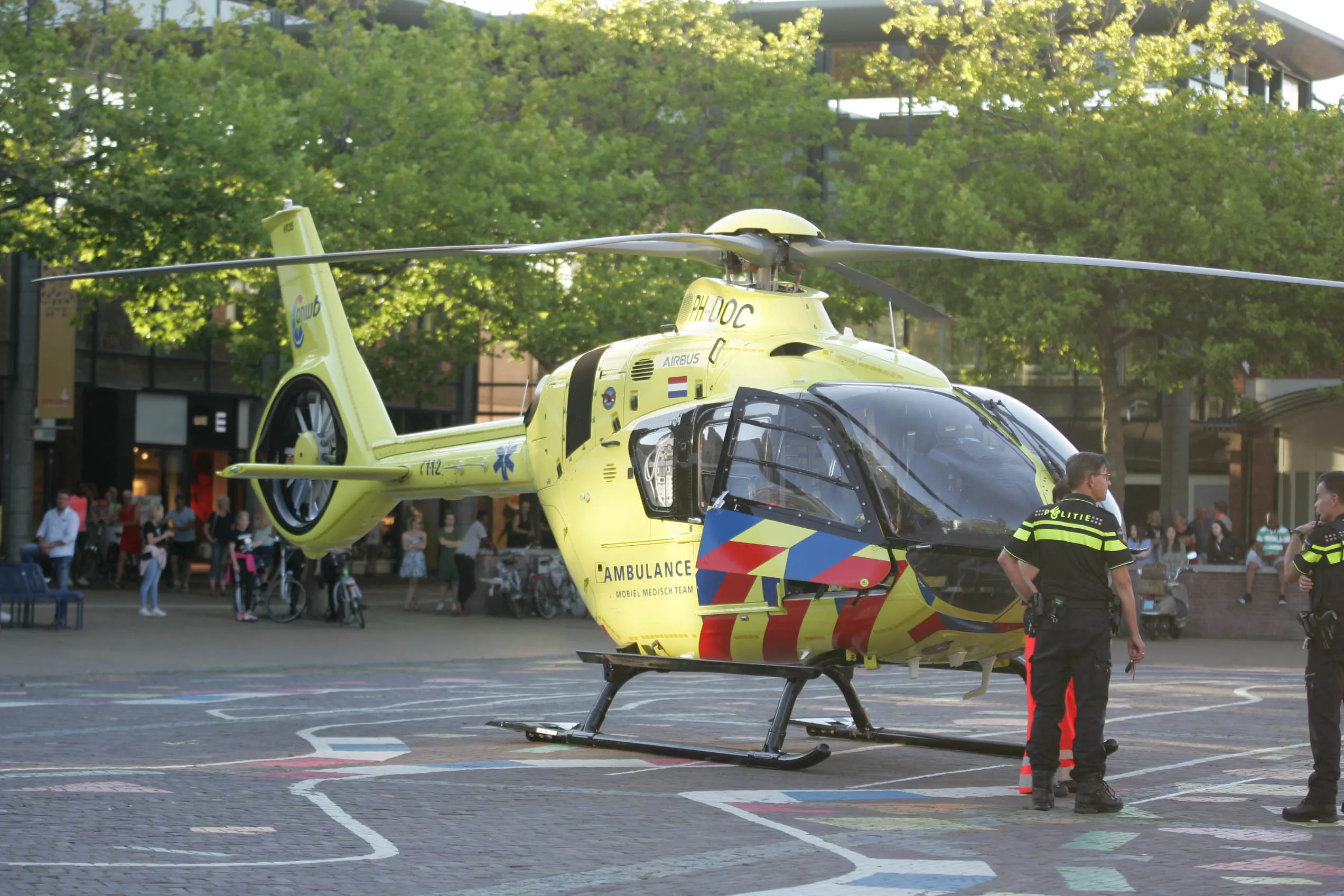 Meisje (4) valt meters naar beneden in centrum Assen