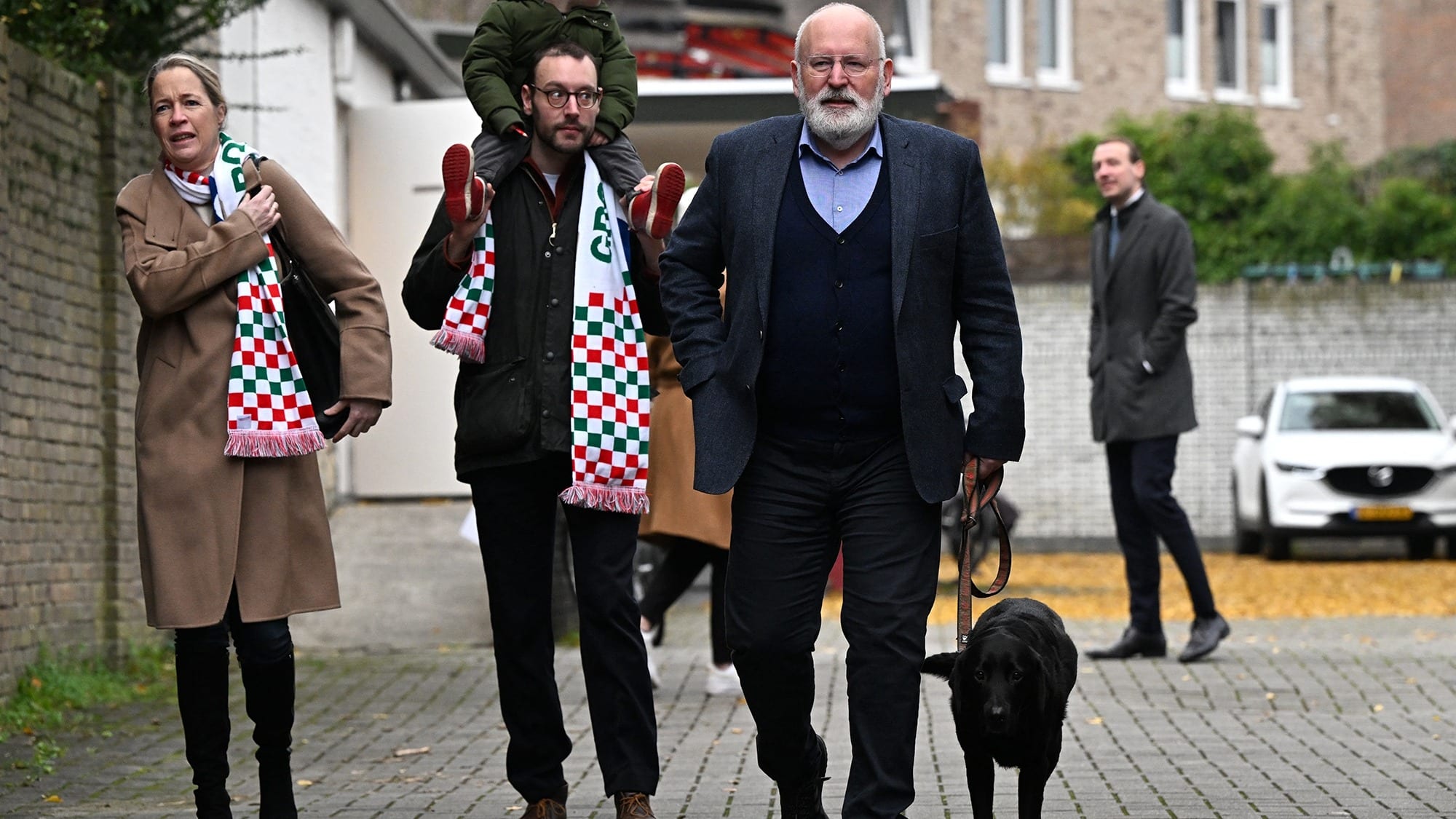 Frans Timmermans neemt loyale volger mee naar stembureau