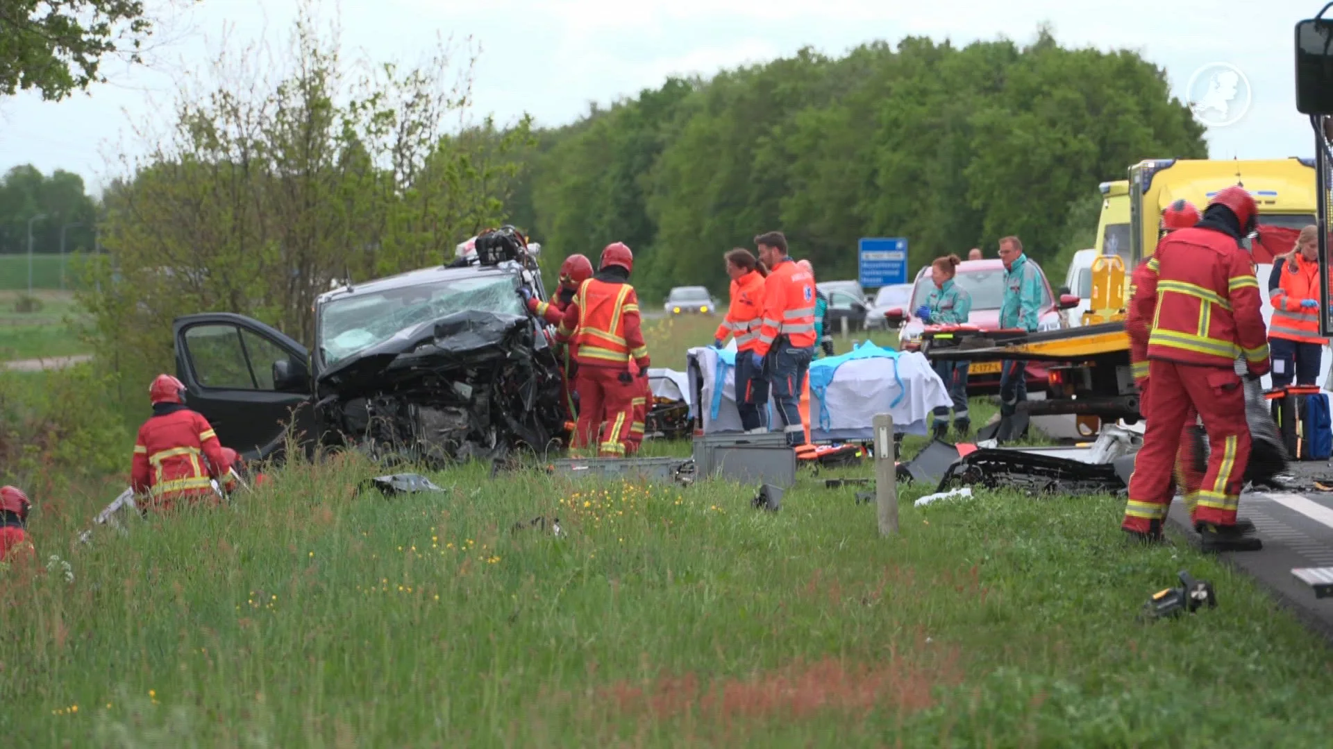 Vijf gewonden na zwaar ongeluk tussen busje en auto in Mussel