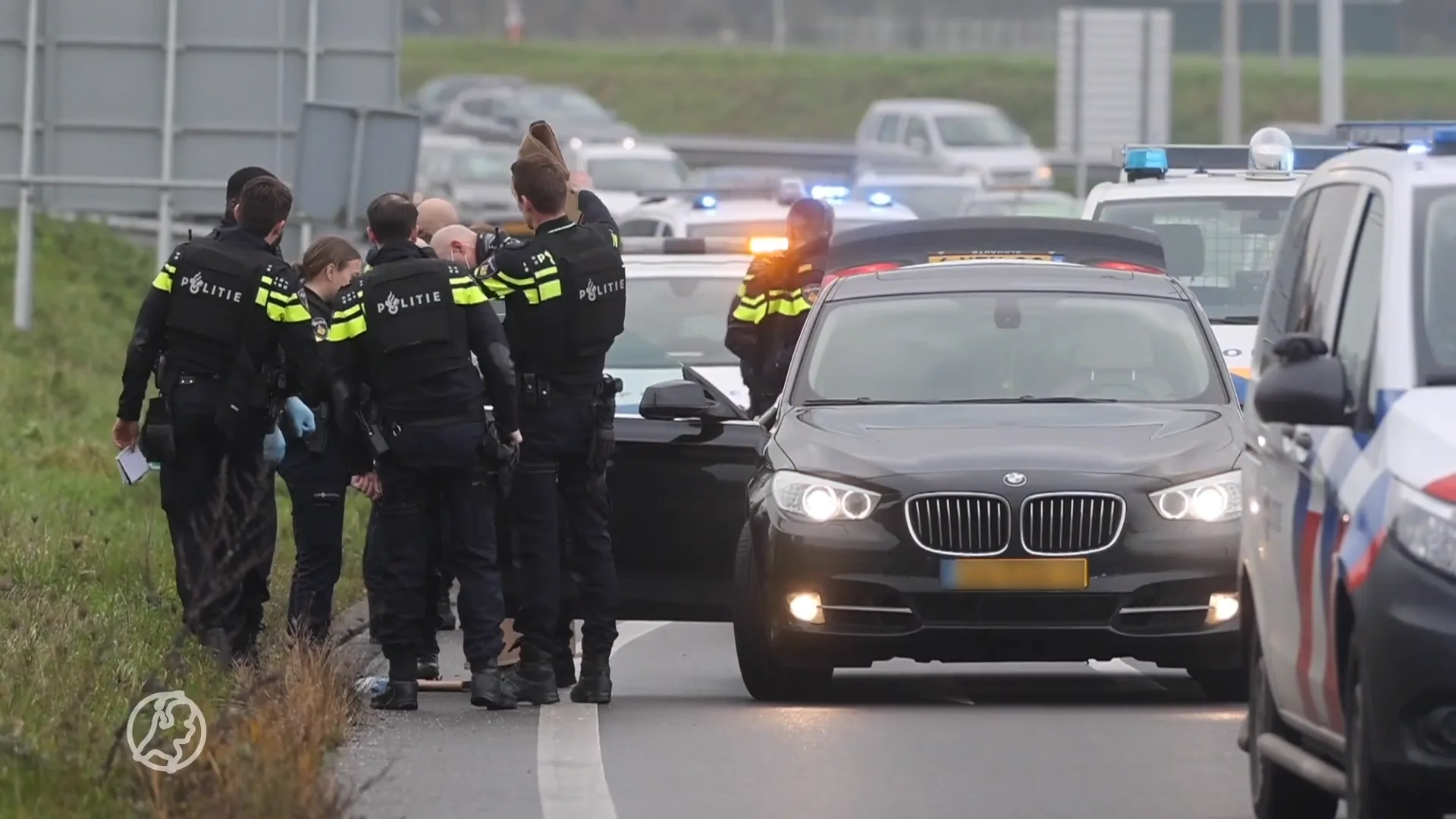 Politiemacht schiet bij wilde achtervolging op A4, twee mannen op snelweg aangehouden