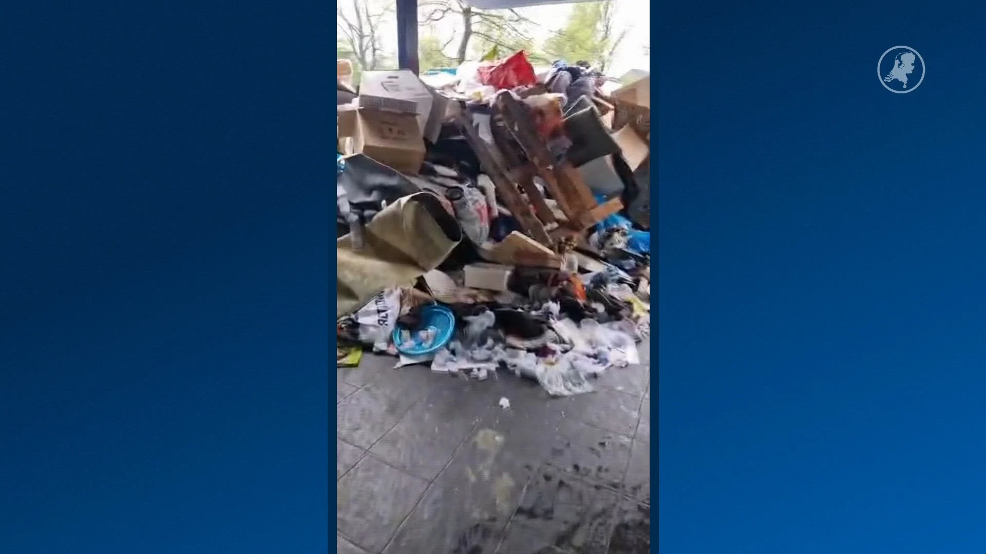 Enorme afvalberg drijft bewoners sloopflat Maassluis tot wanhoop