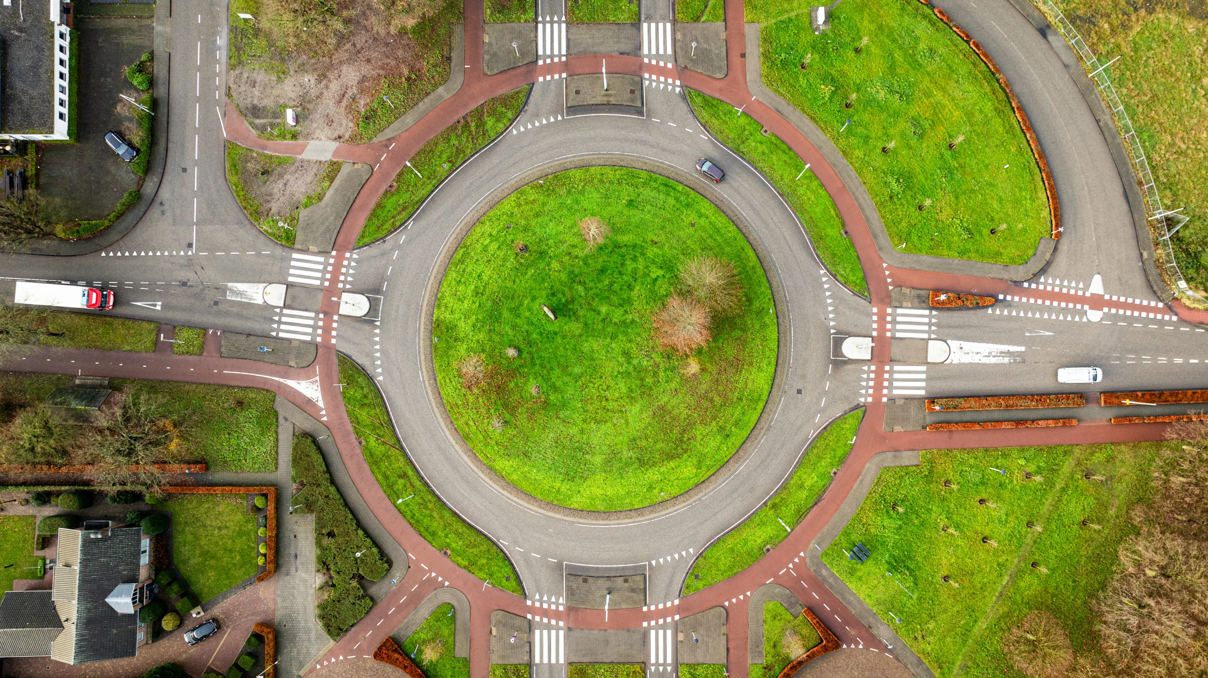 Britten verward om voor hun vreemde verkeerssituatie, de ‘Nederlandse’ rotonde