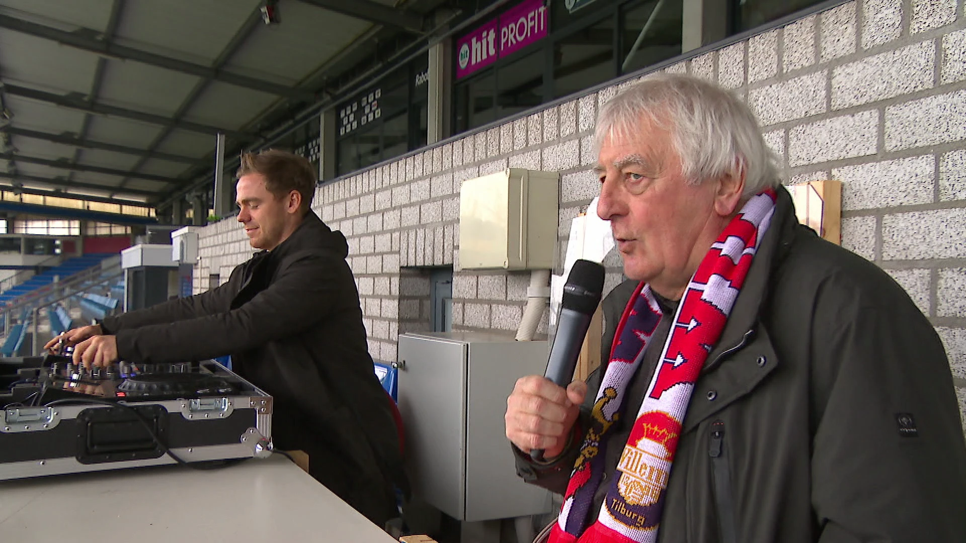 Stadionspeakers blijven omroepen in lege stadions: 'Voor wie doe je het?'