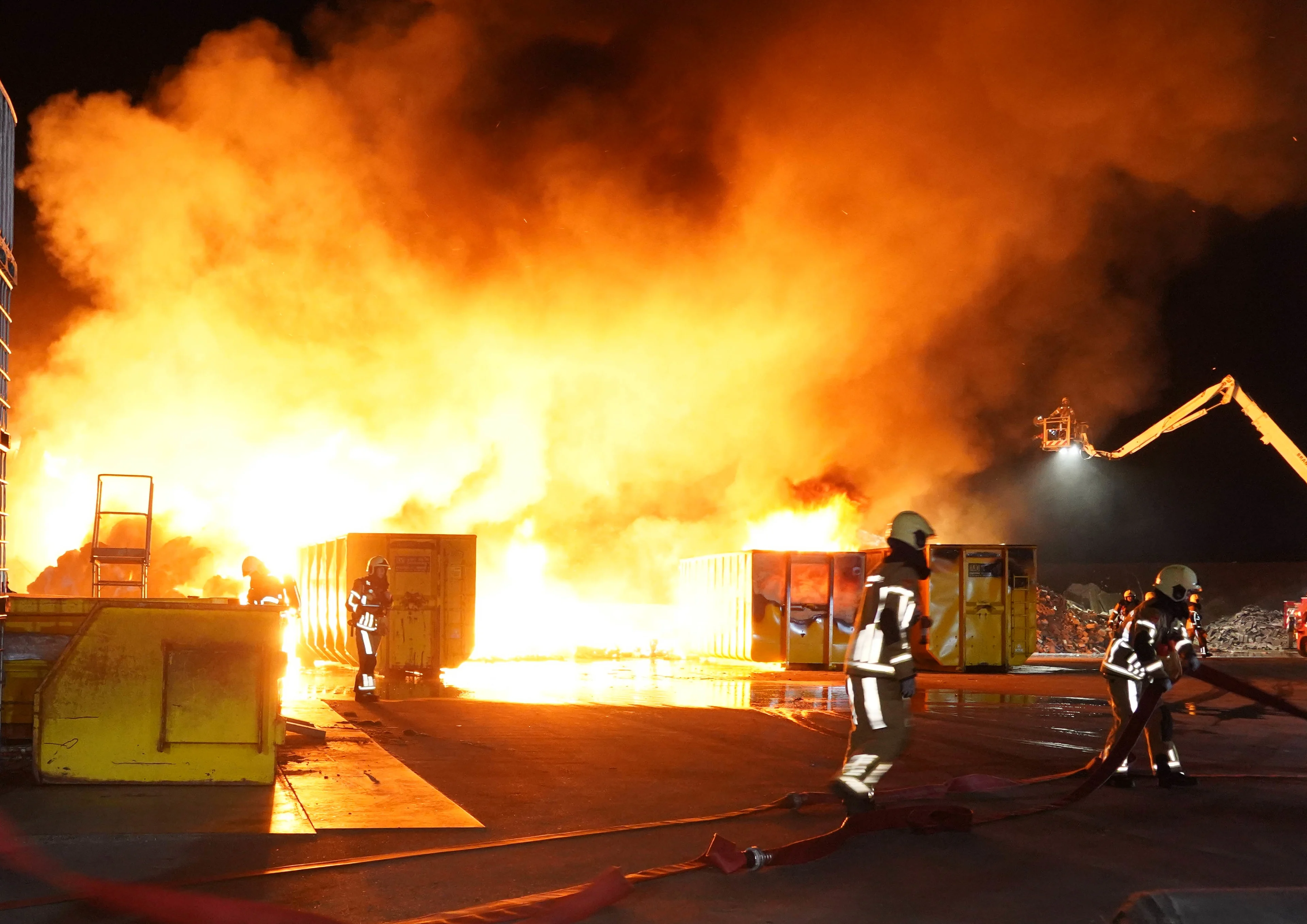 Grote brand bij afvalverwerker in Genemuiden onder controle