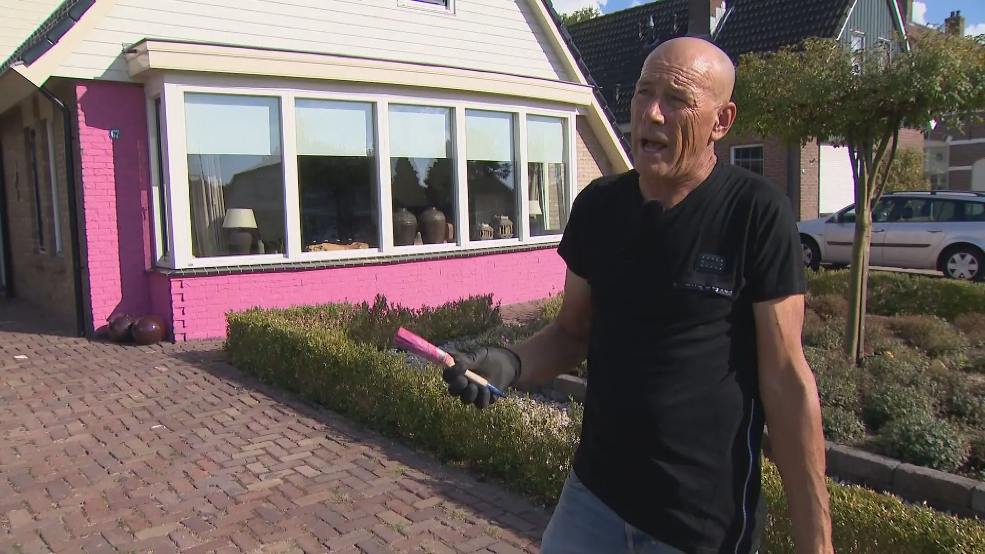 Nieuwe trend bij huizen met schade: knalroze verf als wanhoopskreet
