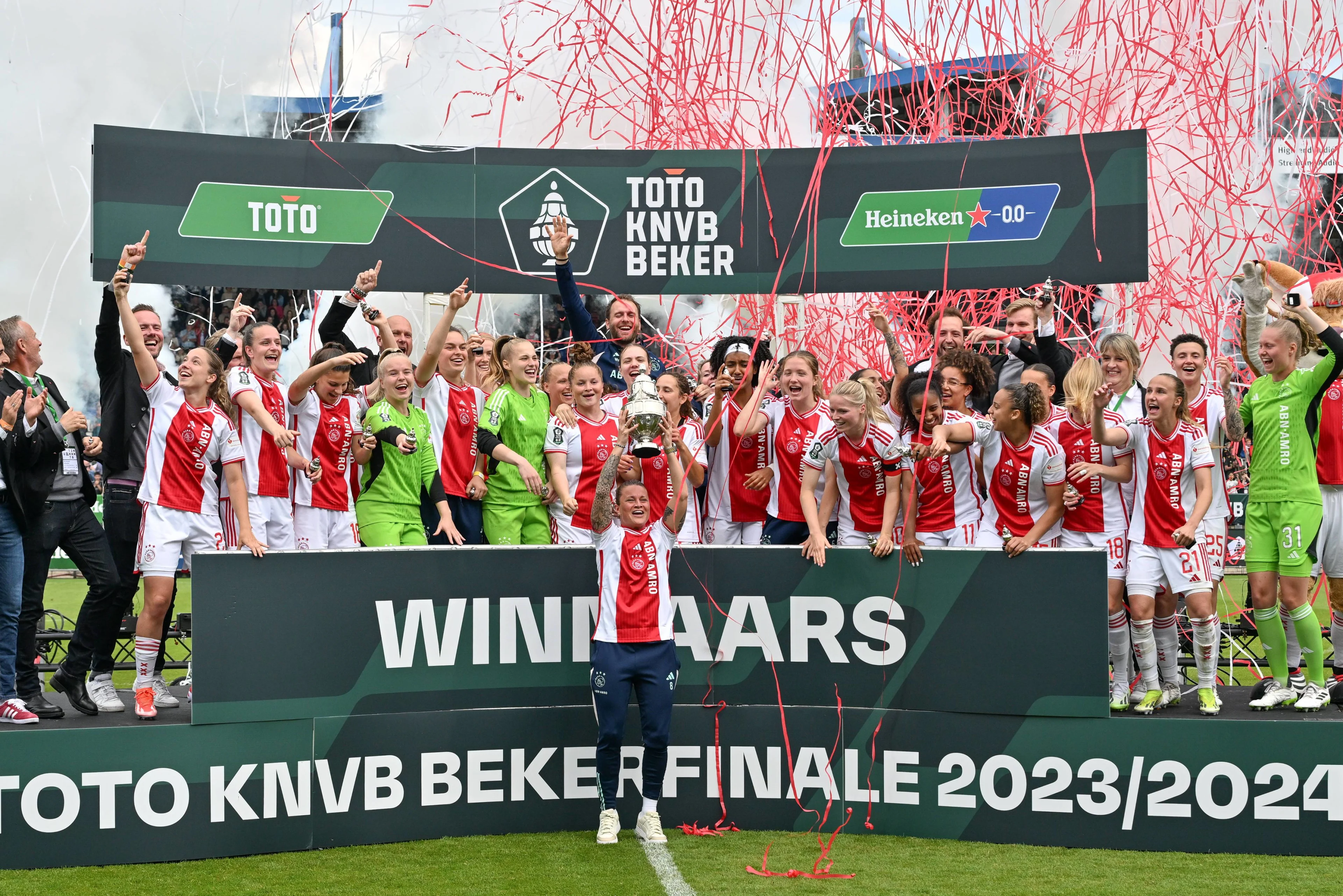 Voor zesde keer winnen voetbalsters van Ajax KNVB-beker