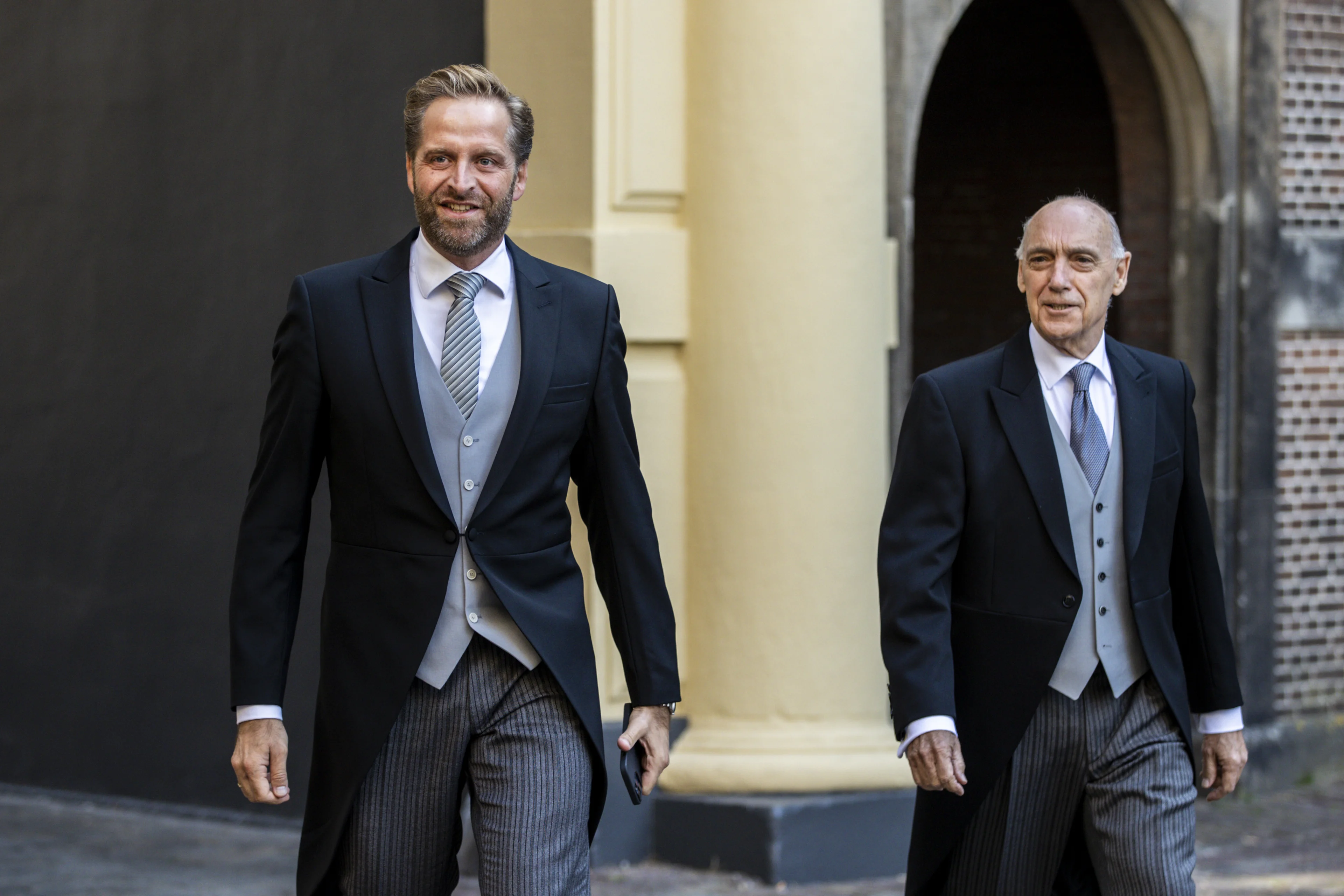 Demissionaire ministers komen aan bij Grote Kerk voor Troonrede