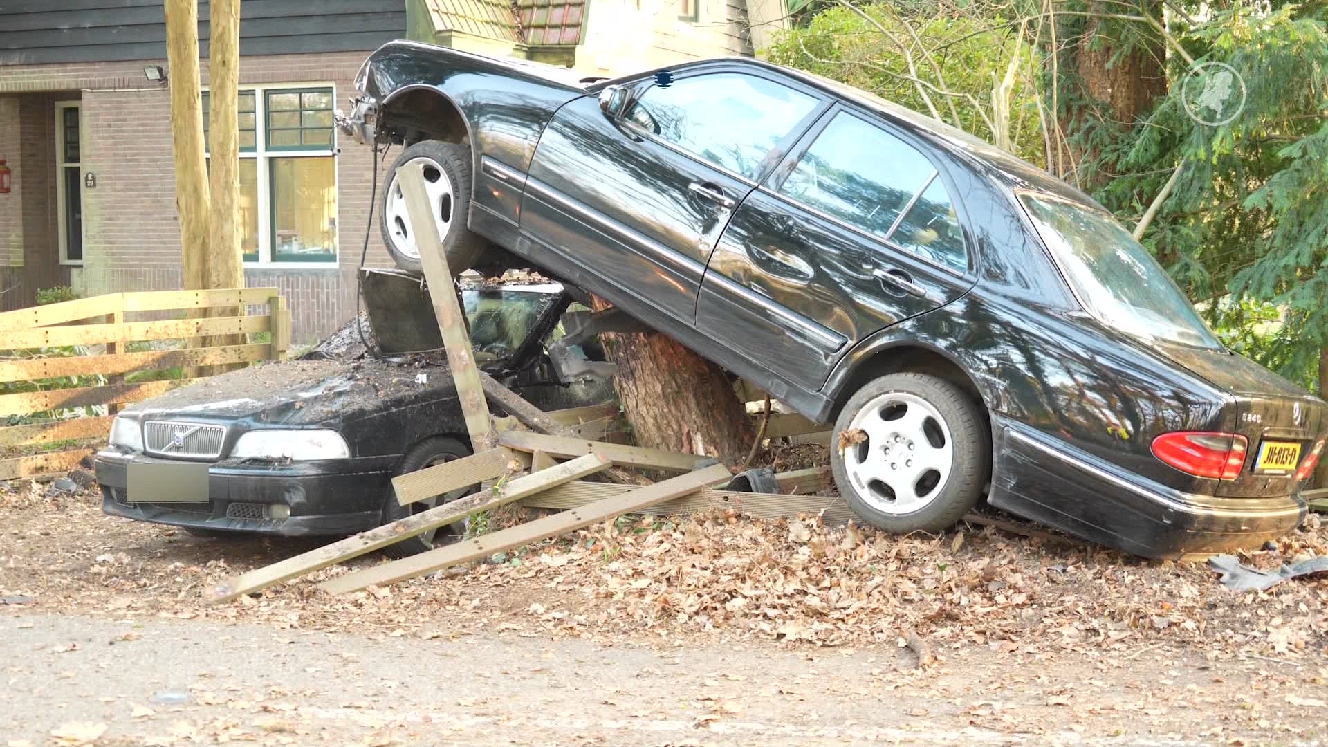 Bizar ongeluk in Wijster: auto landt op dak van andere auto