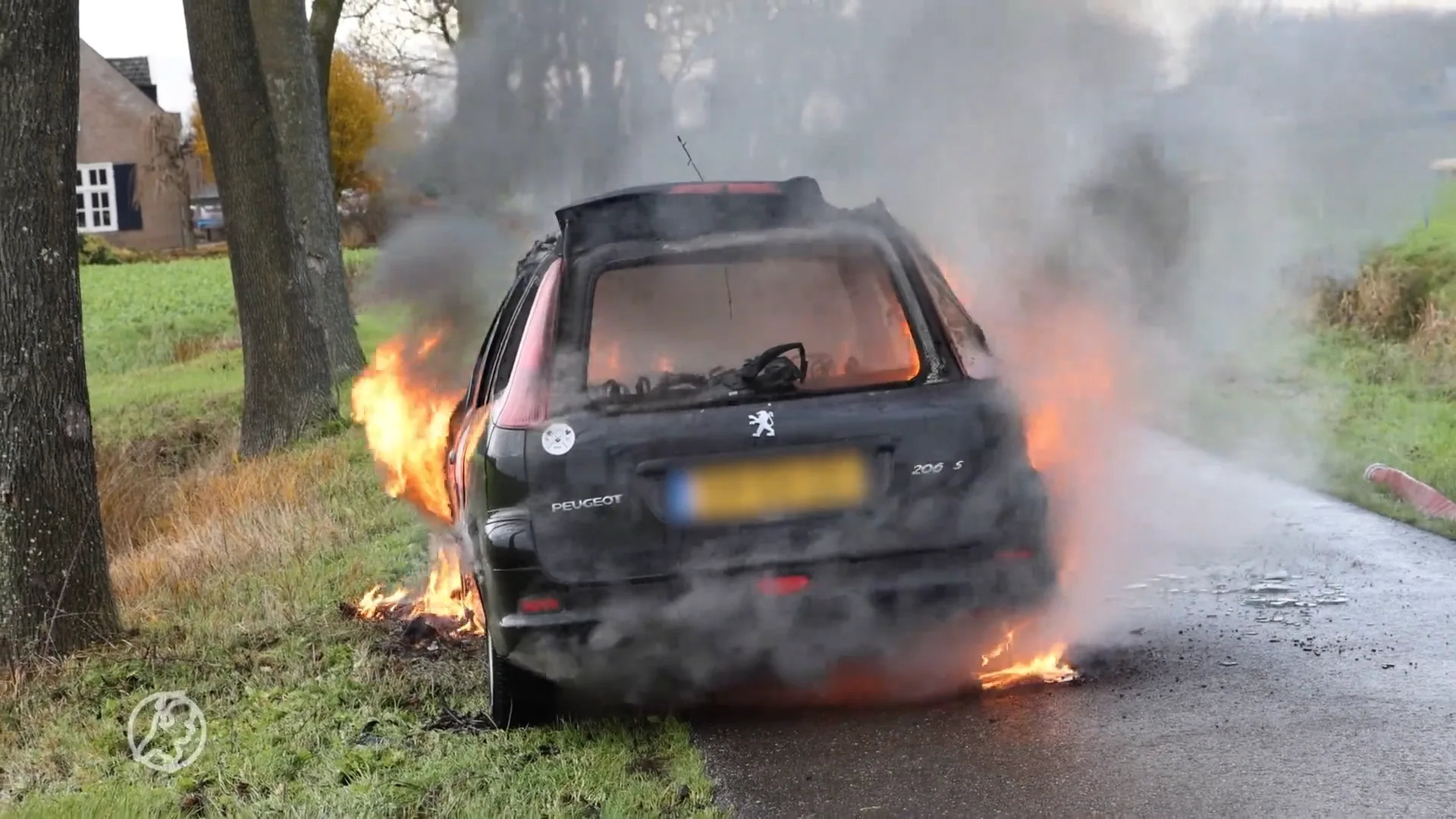 Auto vliegt tijdens het rijden in de fik en brandt volledig uit