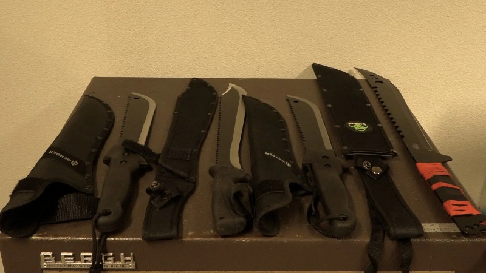 Vier minderjarigen opgepakt met kolossale machetes in Amsterdam