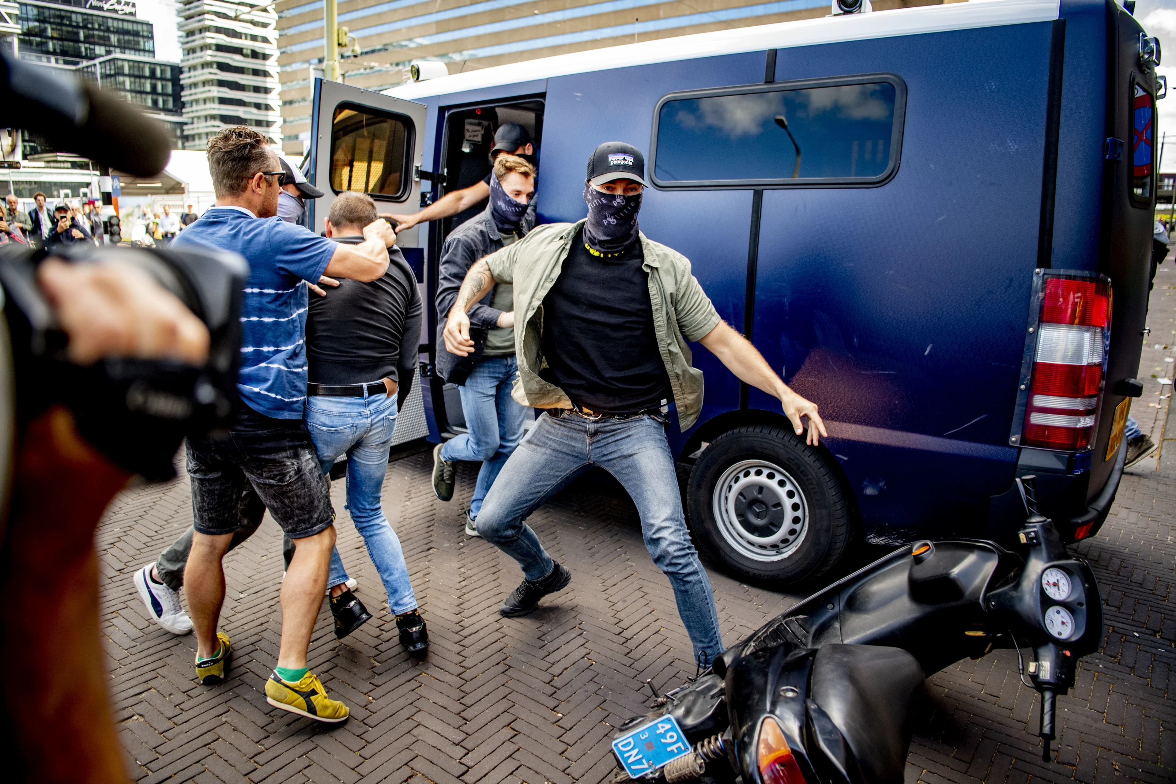 Politie gaat beelden relschoppers op Malieveld vrijgeven