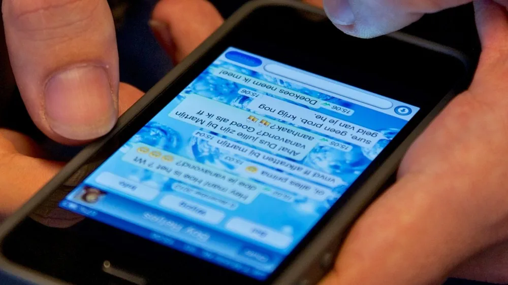 Politie pakt 24 verdachten op voor Whatsappfraude