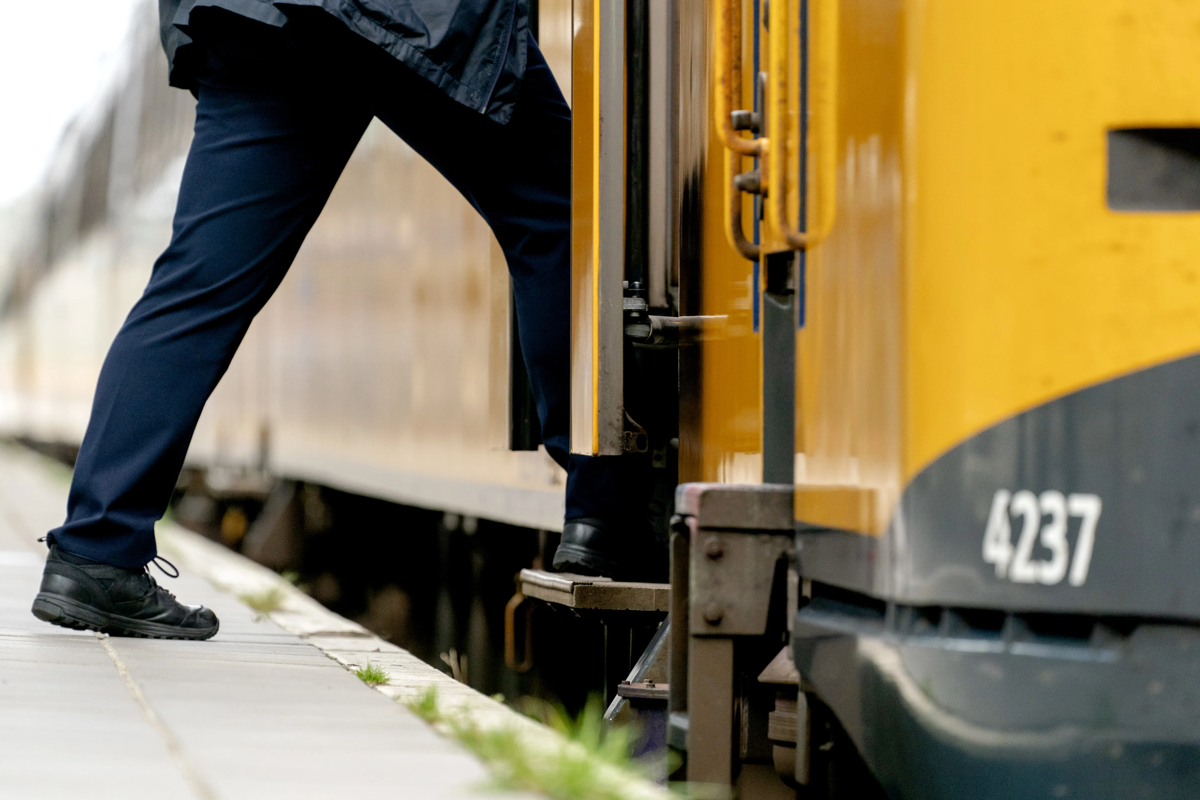 Man mishandelt treinreizigster omdat ze haar mondkapje niet goed droeg