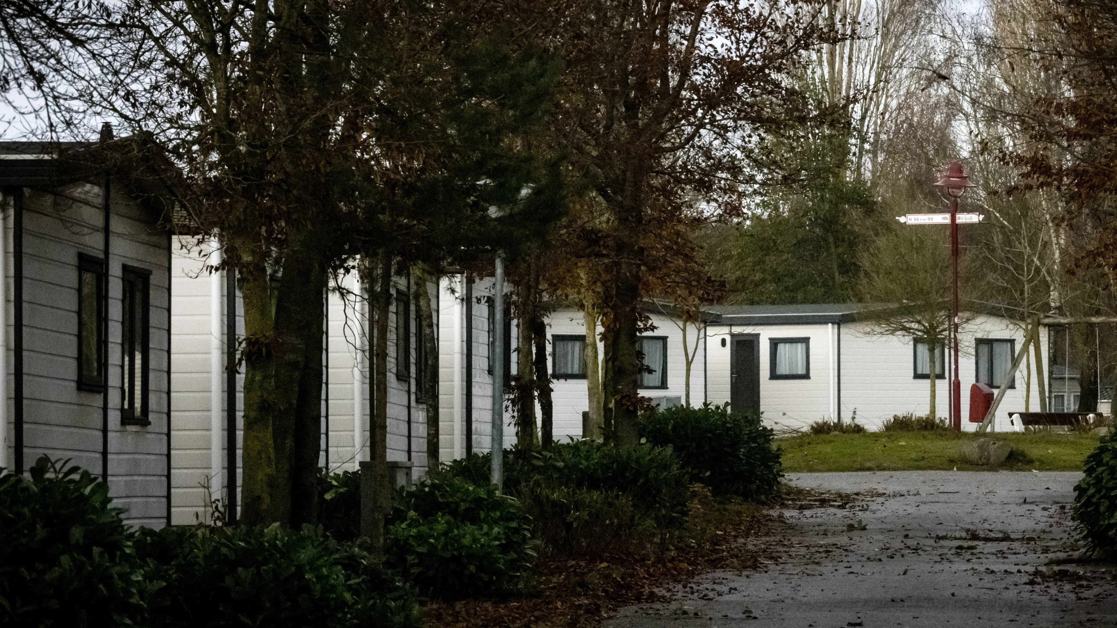 Tientallen bewoners vakantiepark Peter Gillis demonstreren tegen sluiting