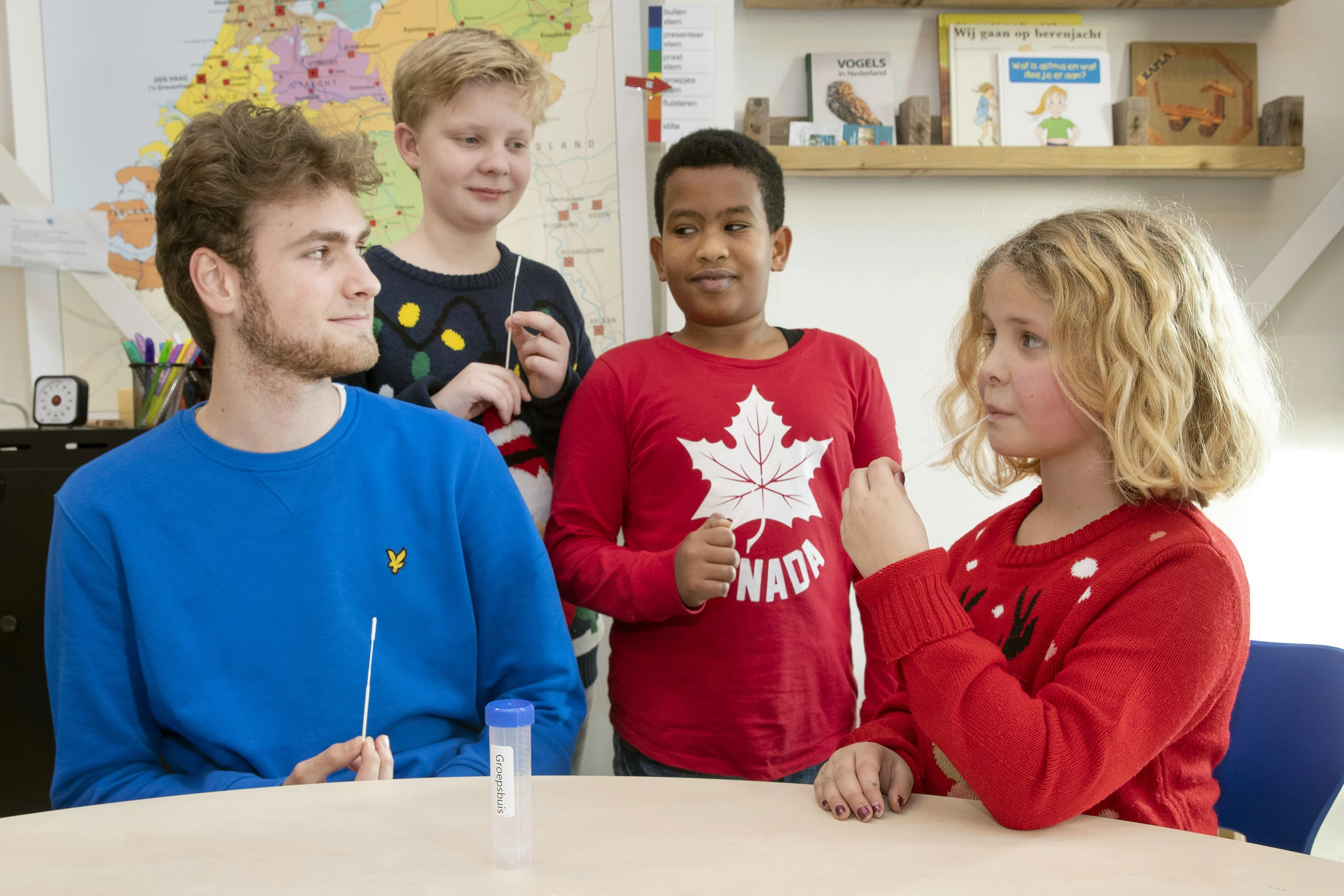 Ministerie wil PCR-lolly voorlopig niet op scholen inzetten