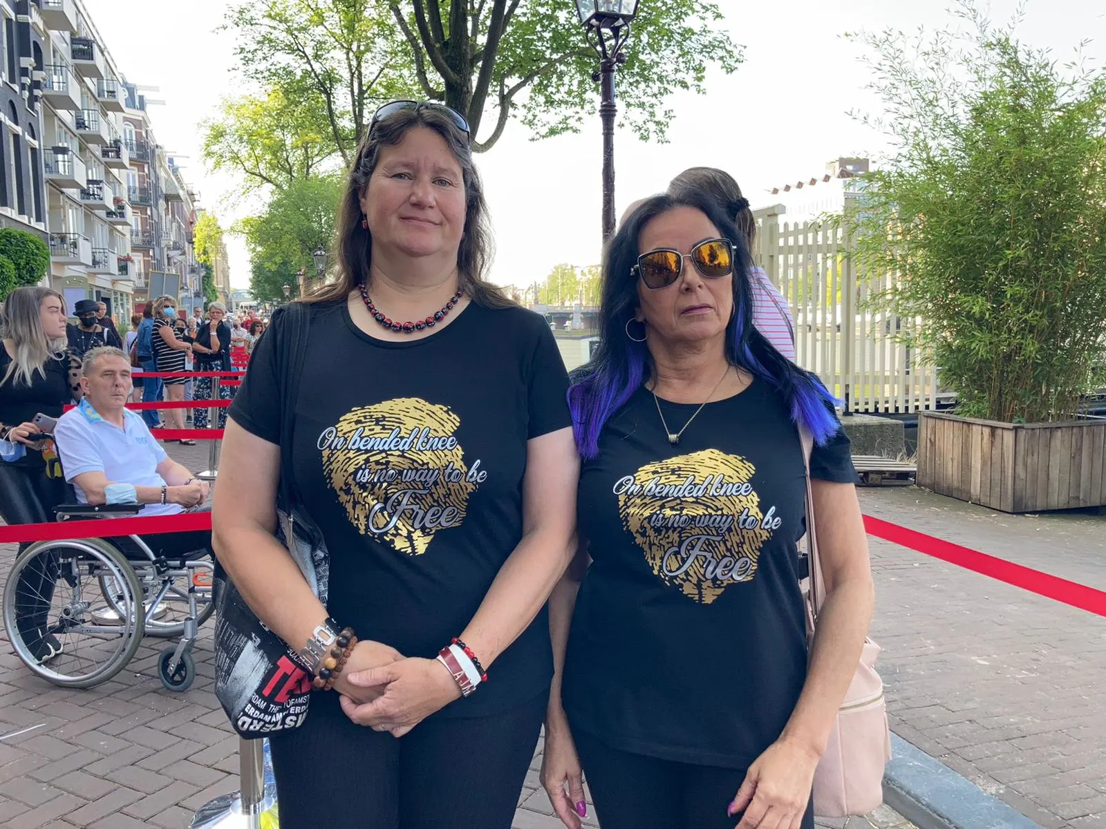 Mensen in de rij om Peter R. de Vries laatste eer te bewijzen: 'De R. stond voor rechtvaardigheid'