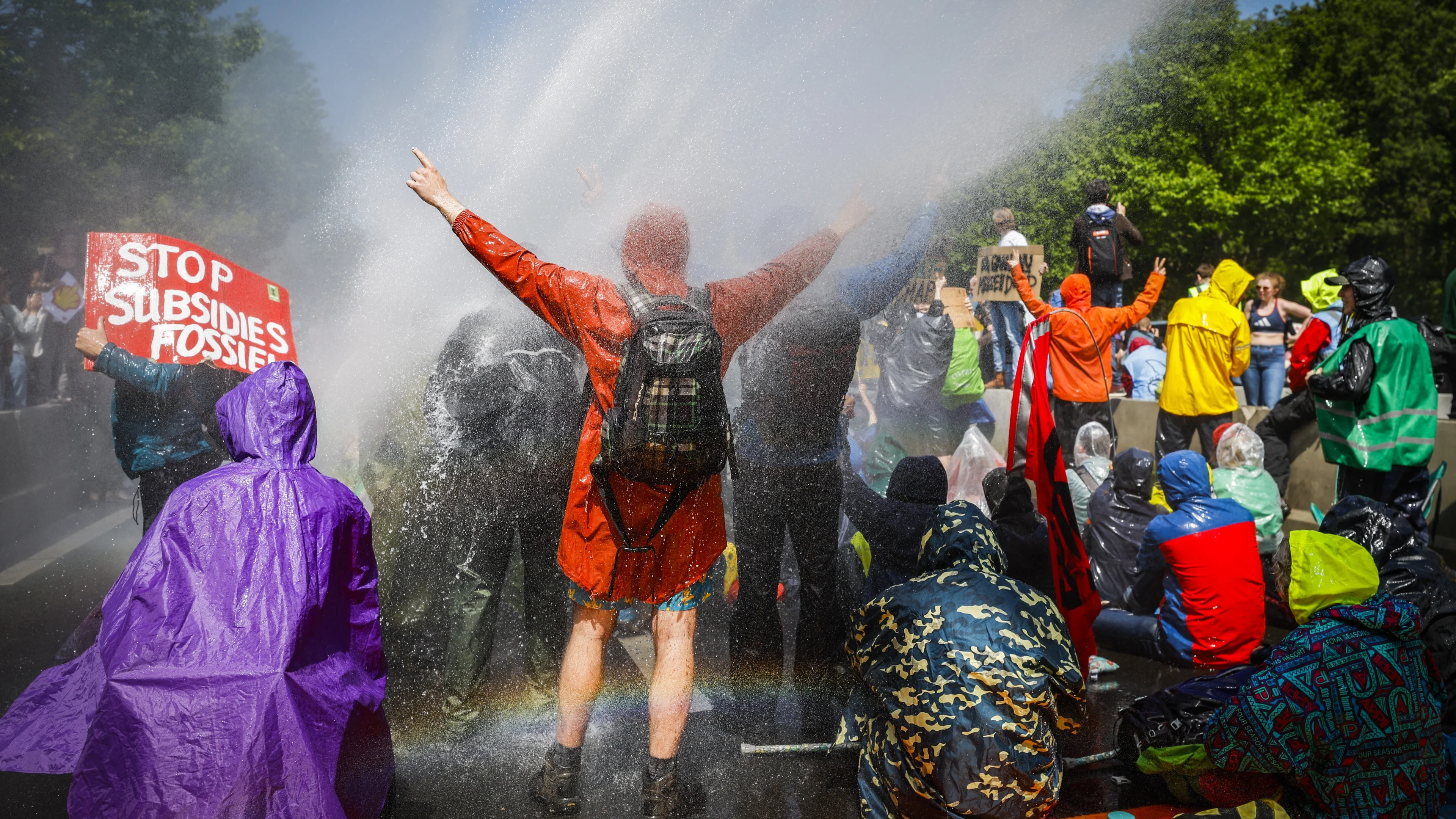 Klimaatactivisten komen tunnelbak A12 niet in, politie zet waterkanon in