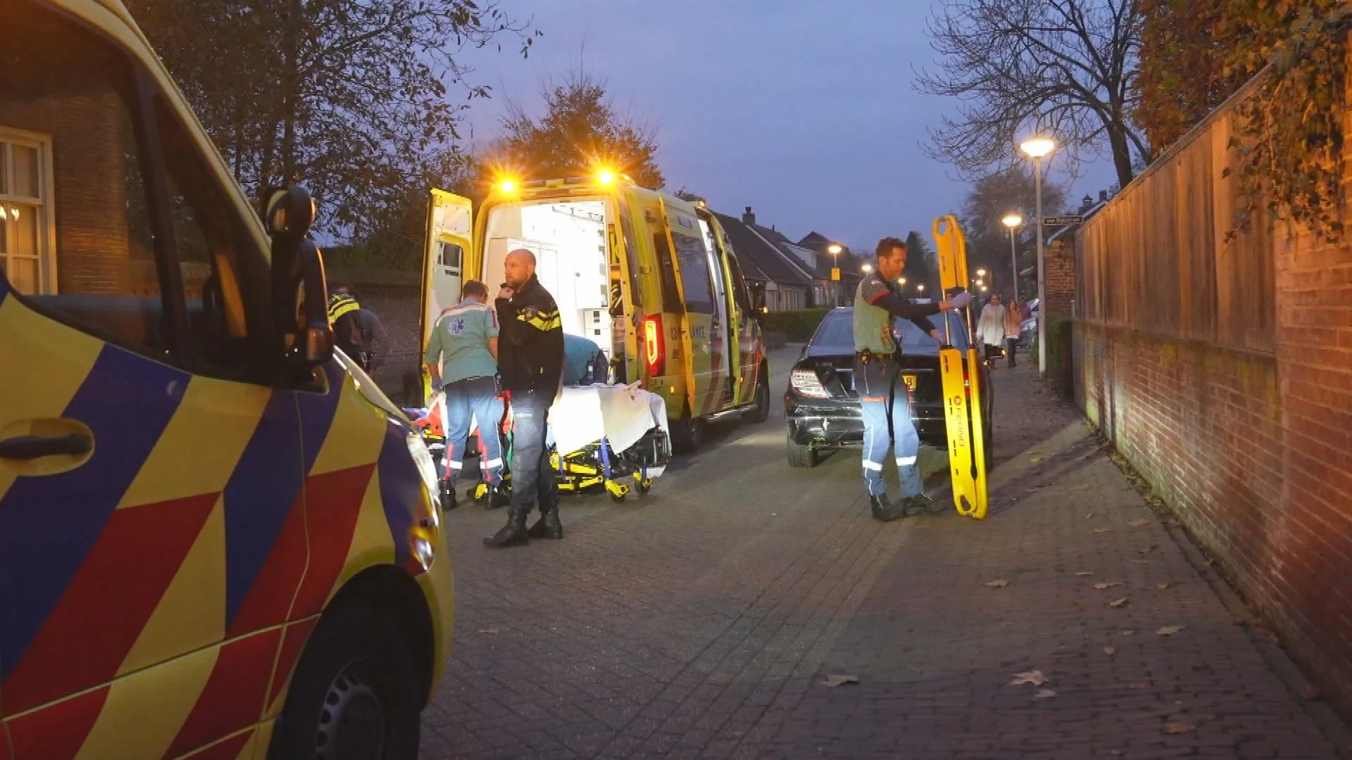 Oudere man rijdt per ongeluk eigen vrouw aan, slachtoffer raakt zwaargewond