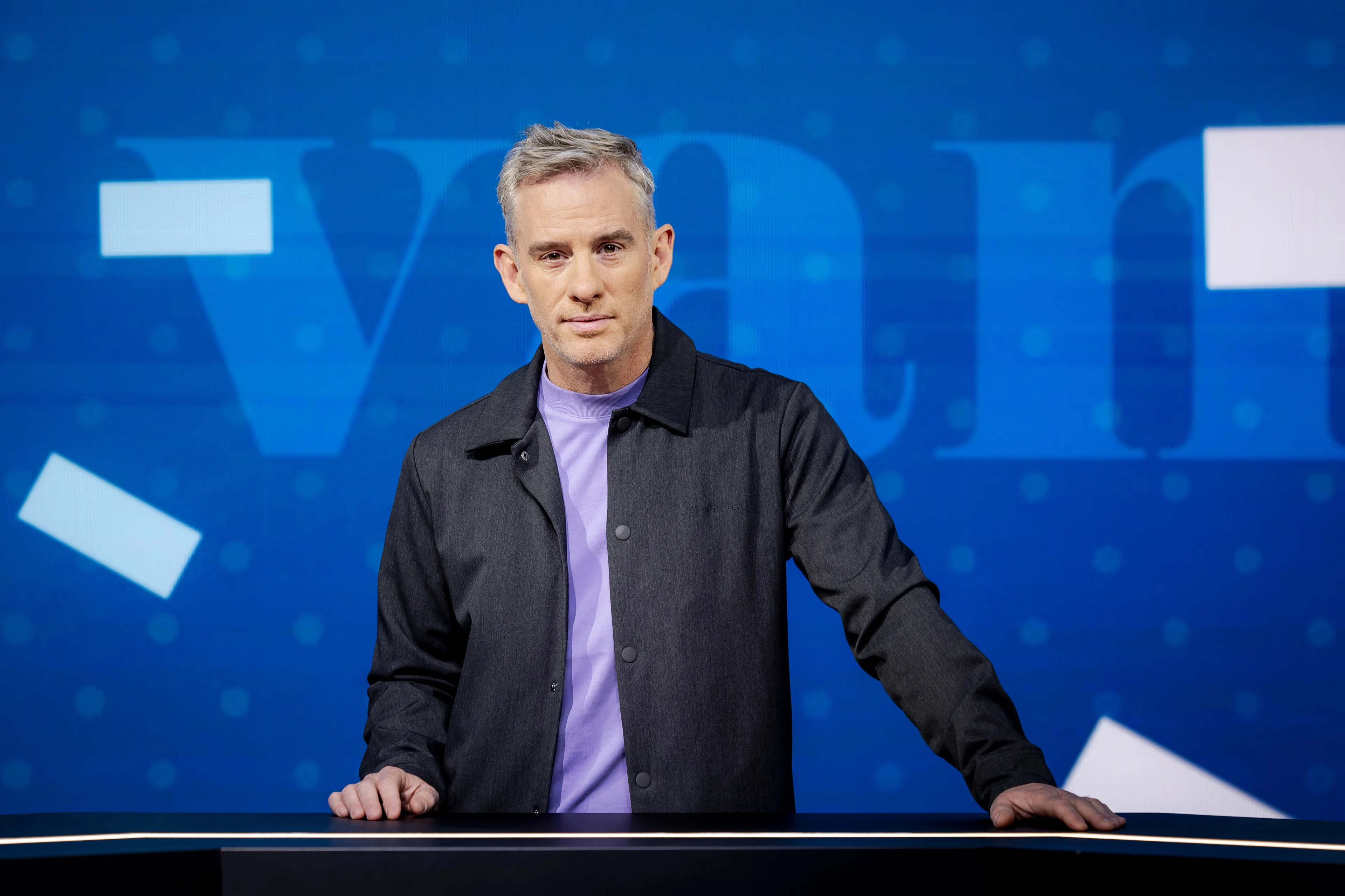 Art Rooijakkers terug als presentator Nieuws van de Dag