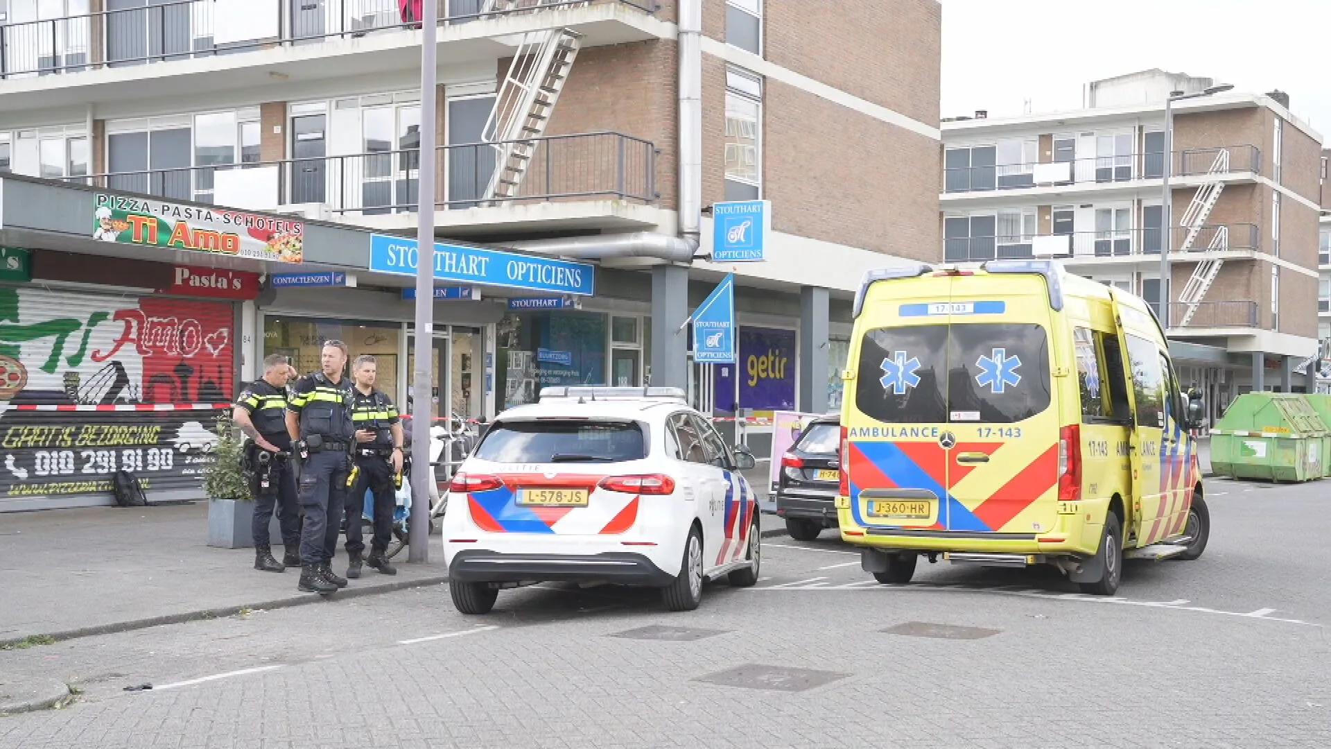Opticien jaagt overvaller eigenhandig zijn zaak uit met stoel